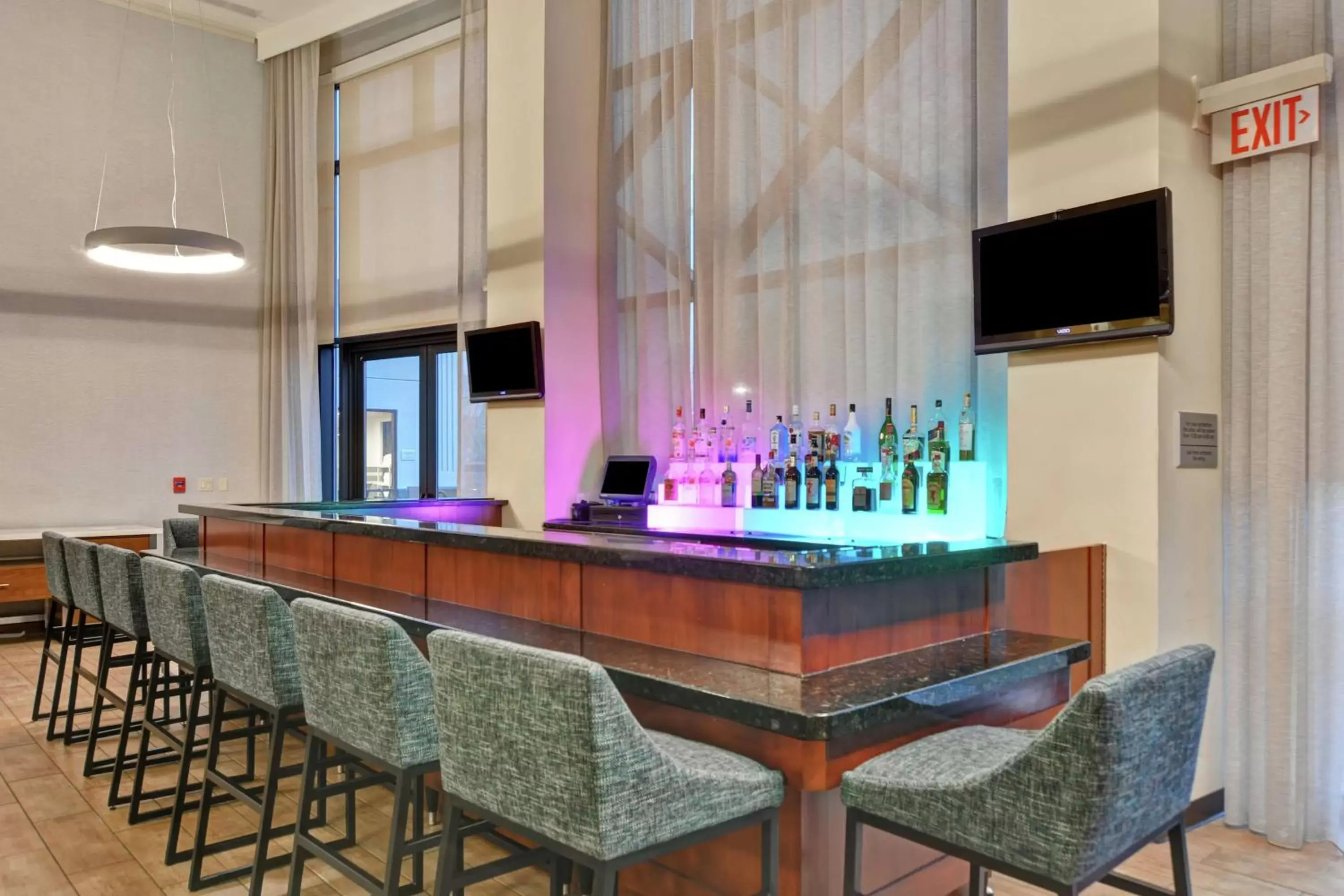 Lobby or reception, Lounge/Bar in Hampton Inn & Suites Newark-Harrison-Riverwalk