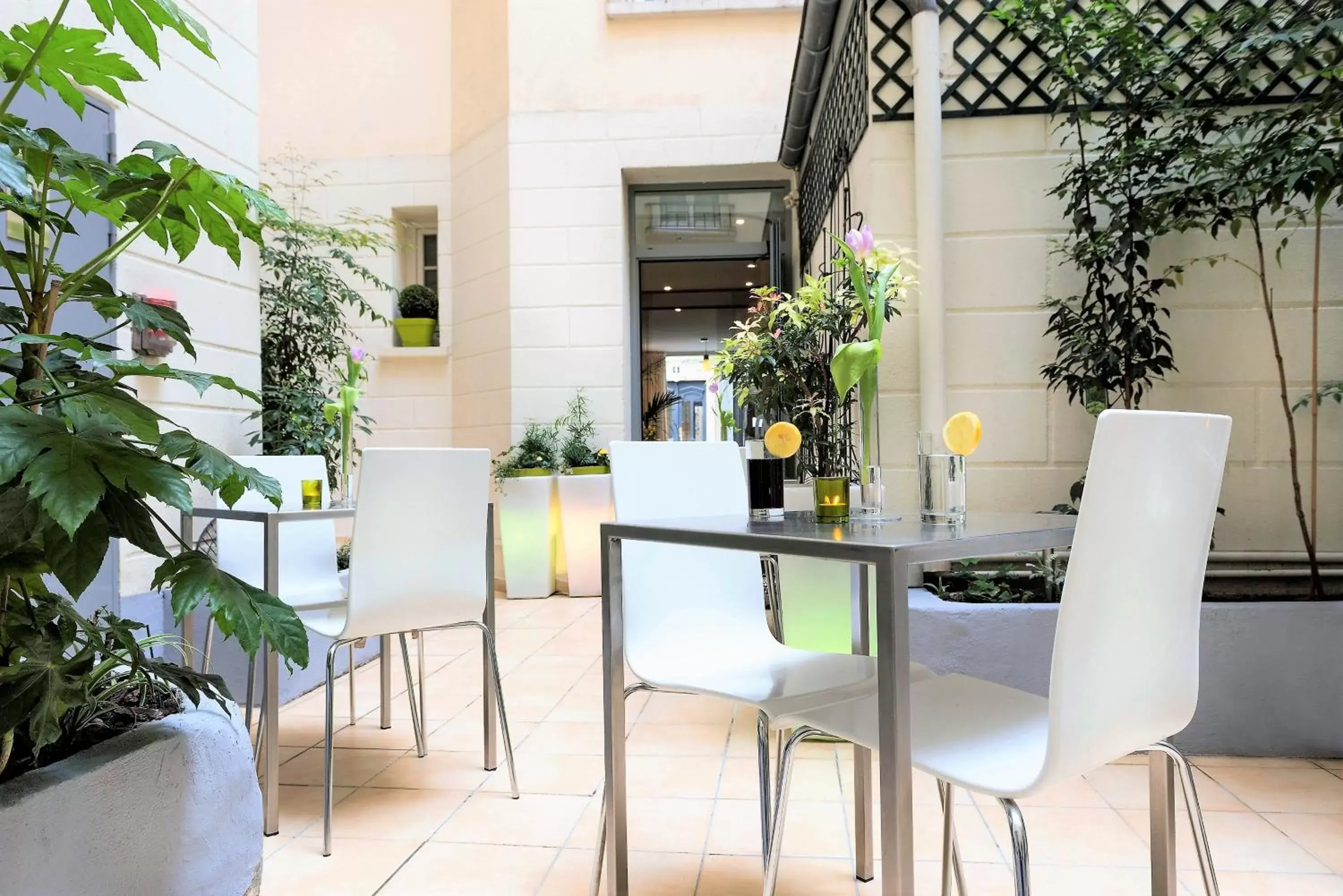 Patio, Dining Area in Glasgow Monceau by Patrick Hayat