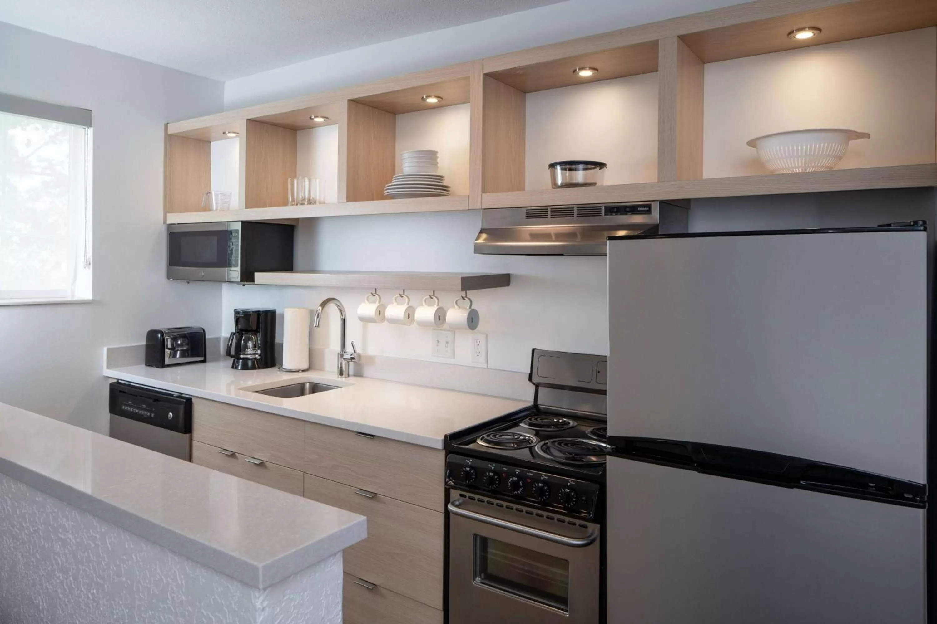 Kitchen or kitchenette in Sonesta Simply Suites Falls Church