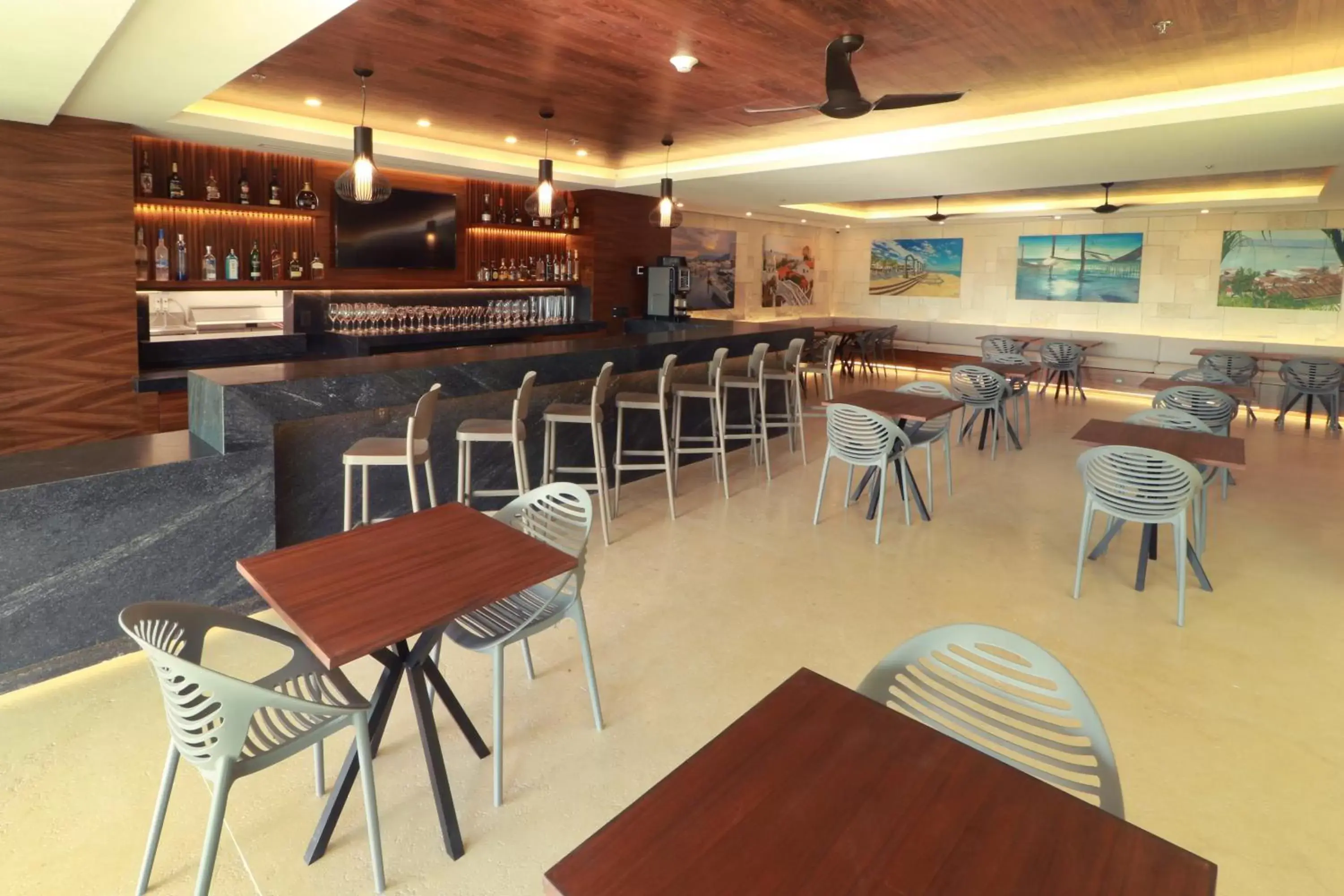 Lounge or bar, Lounge/Bar in Holiday Inn & Suites - Puerto Vallarta Marina & Golf, an IHG Hotel