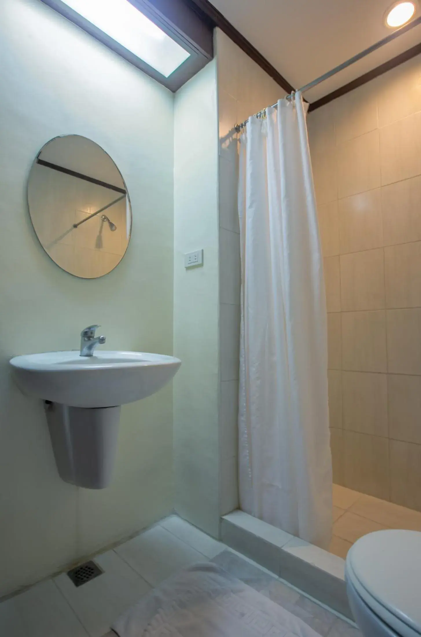 Bathroom in Rosvenil Hotel
