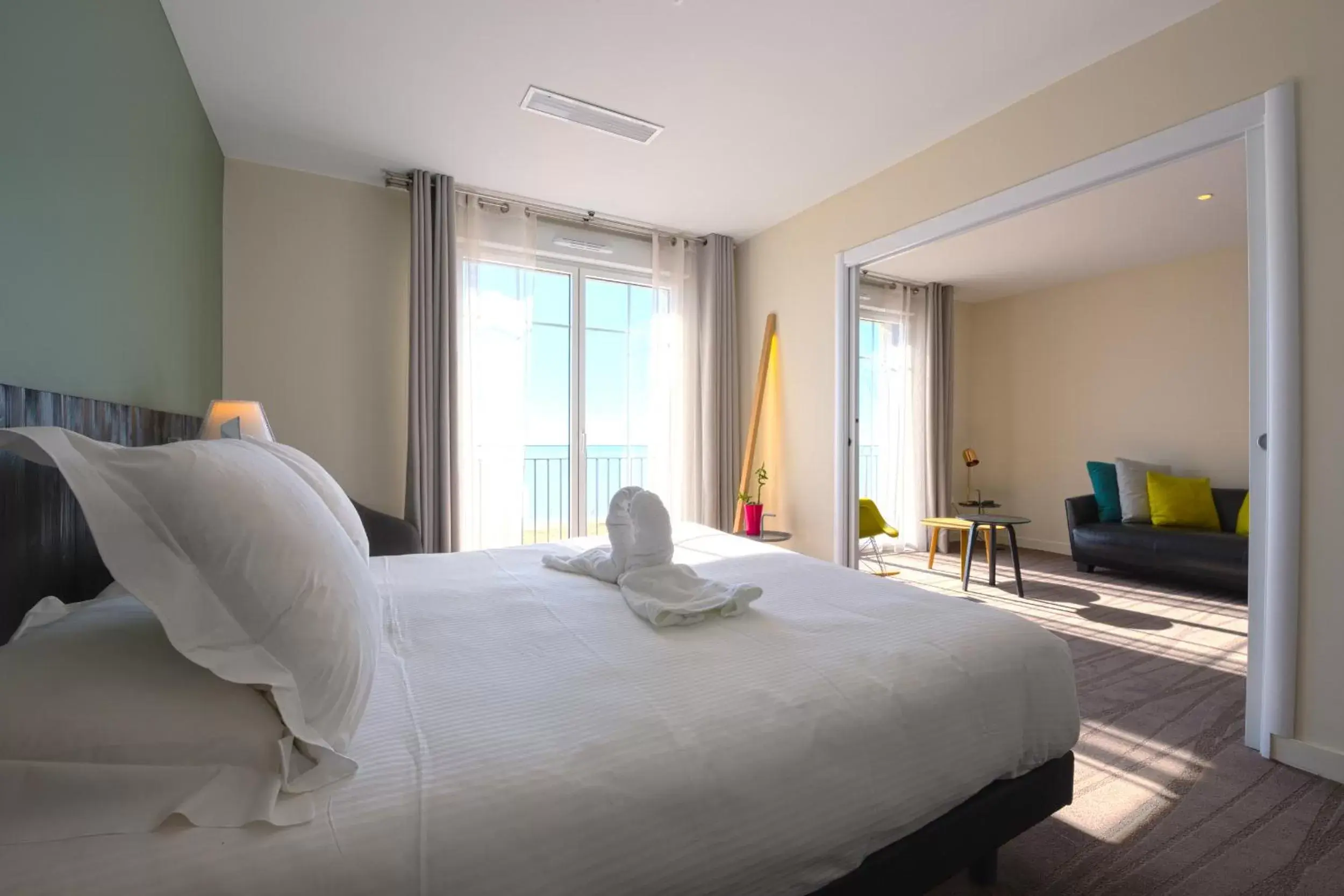 Bedroom, Bed in Les Flots - Hôtel et Restaurant face à l'océan - Châtelaillon-Plage