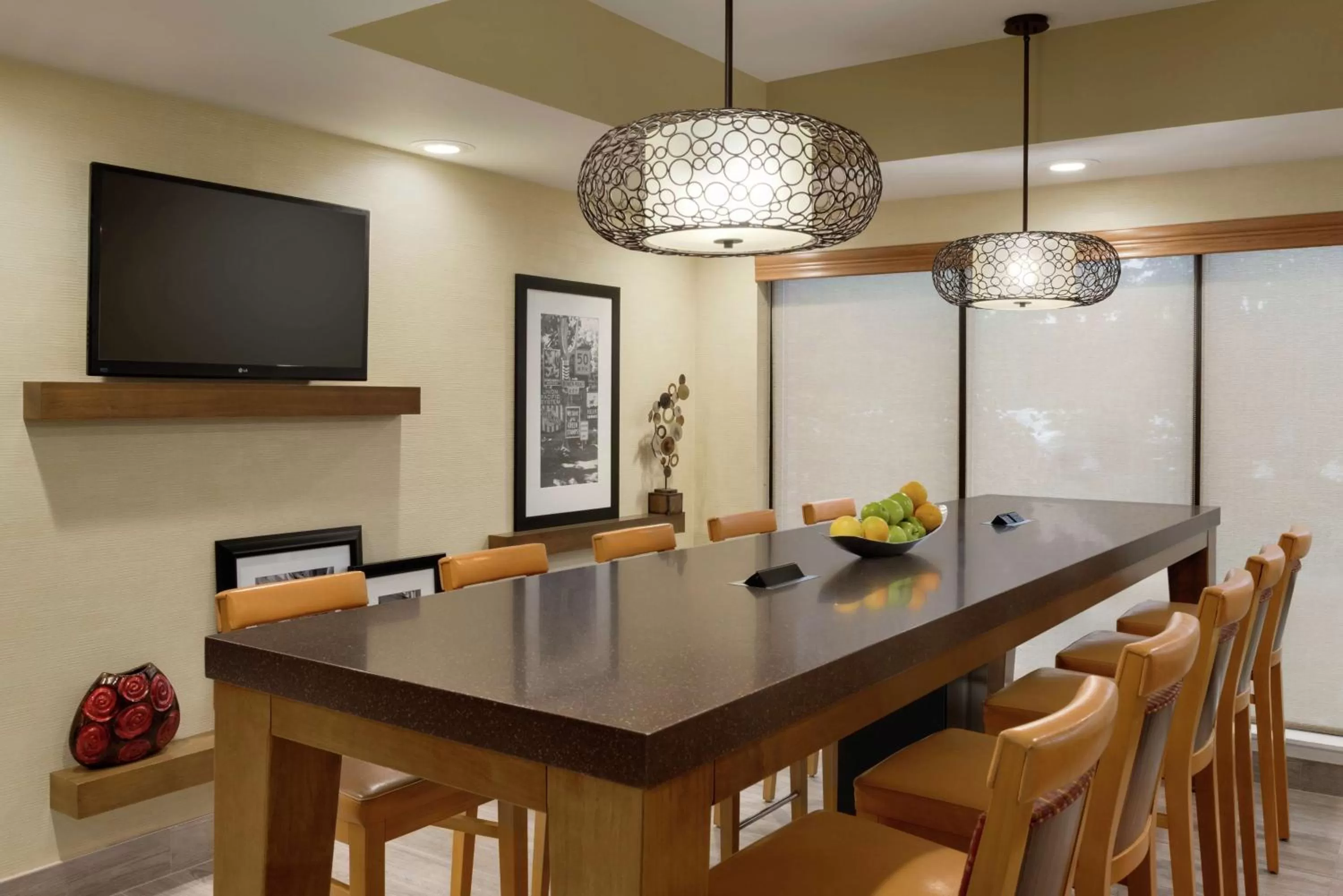 Dining area in Hampton Inn West Des Moines Lake Drive