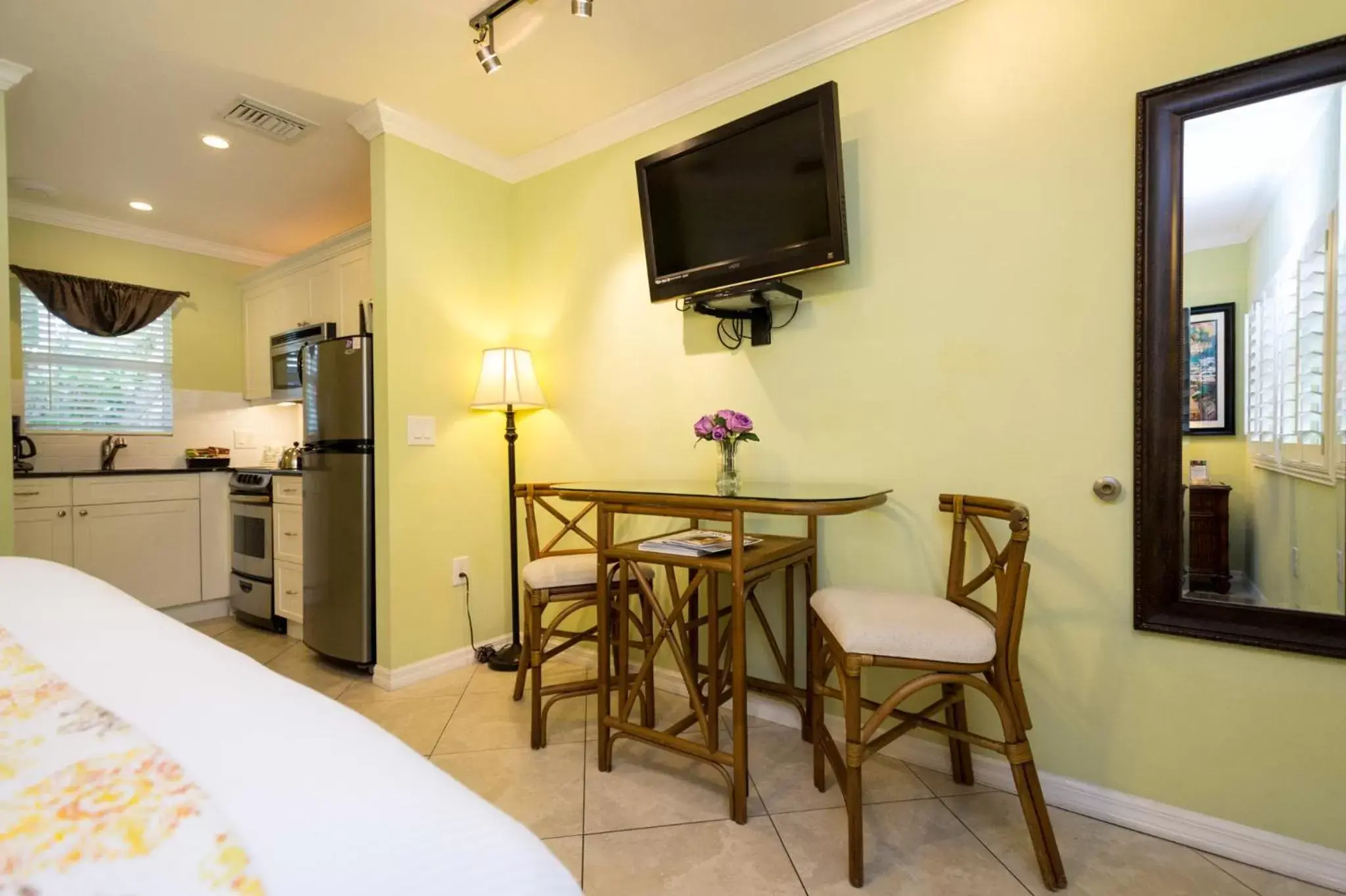 Kitchen or kitchenette, TV/Entertainment Center in Tropical Beach Resorts - Sarasota