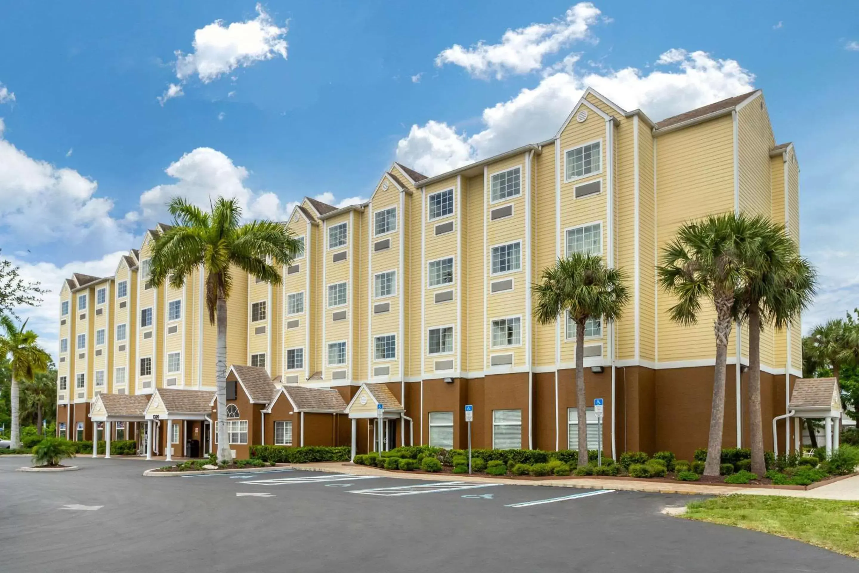 Property Building in Quality Inn & Suites Lehigh Acres Fort Myers