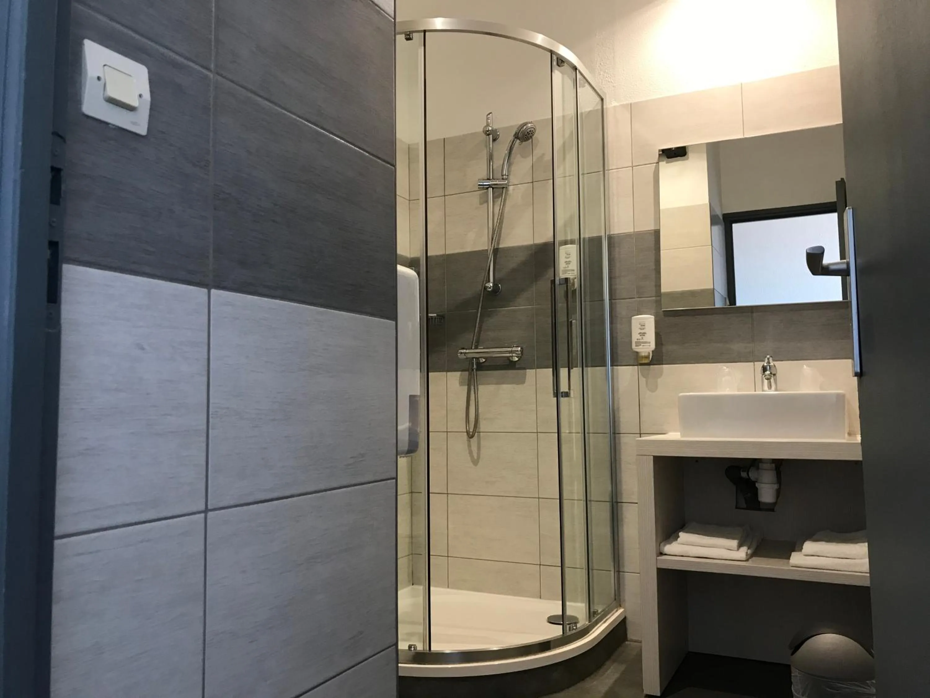 Bathroom in Le Regina Hôtel et restaurant Canet-plage