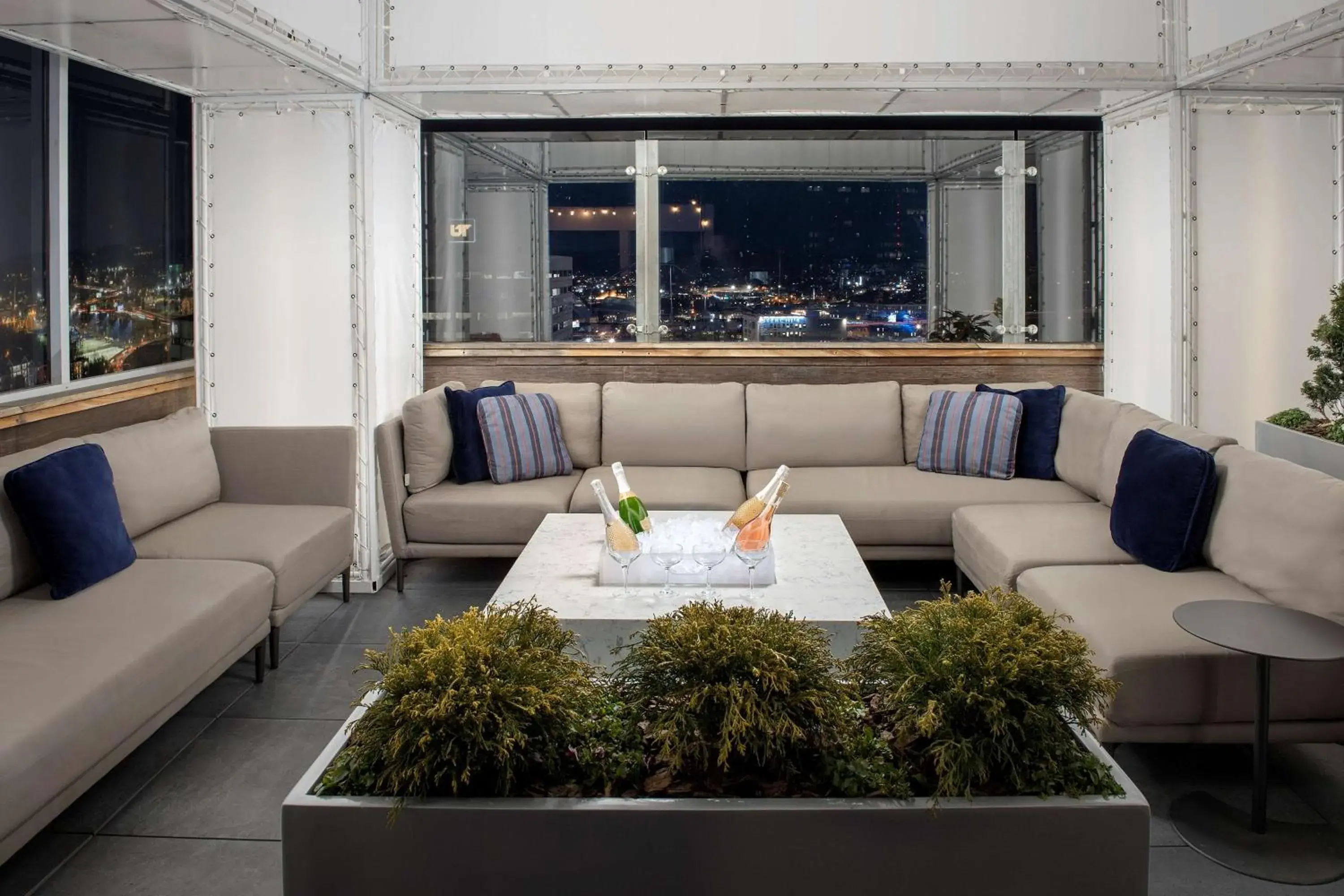 Lounge or bar, Seating Area in Embassy Suites By Hilton Knoxville Downtown