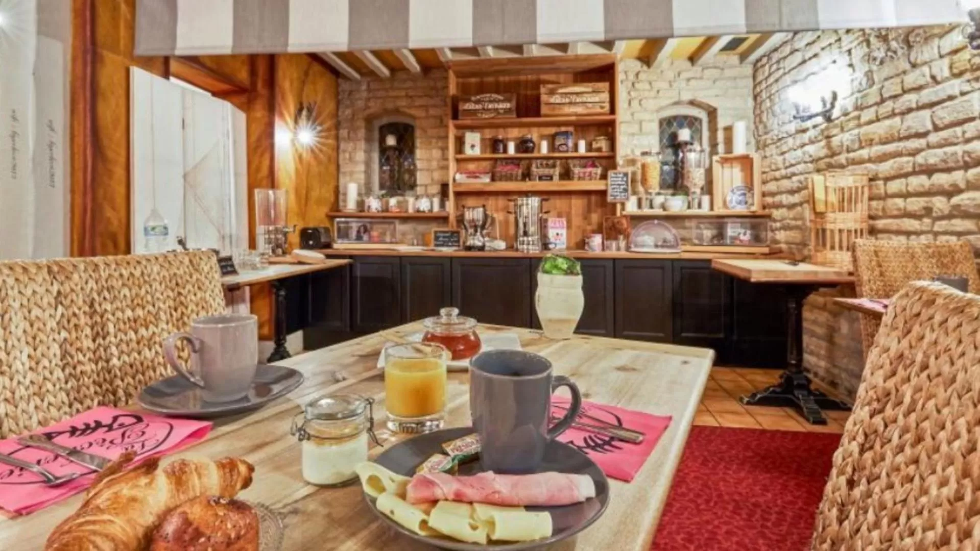 Breakfast in Hotel restaurant La Pêcherie - Le manoir d'à coté - Les 5 ruches -Logis hôtels