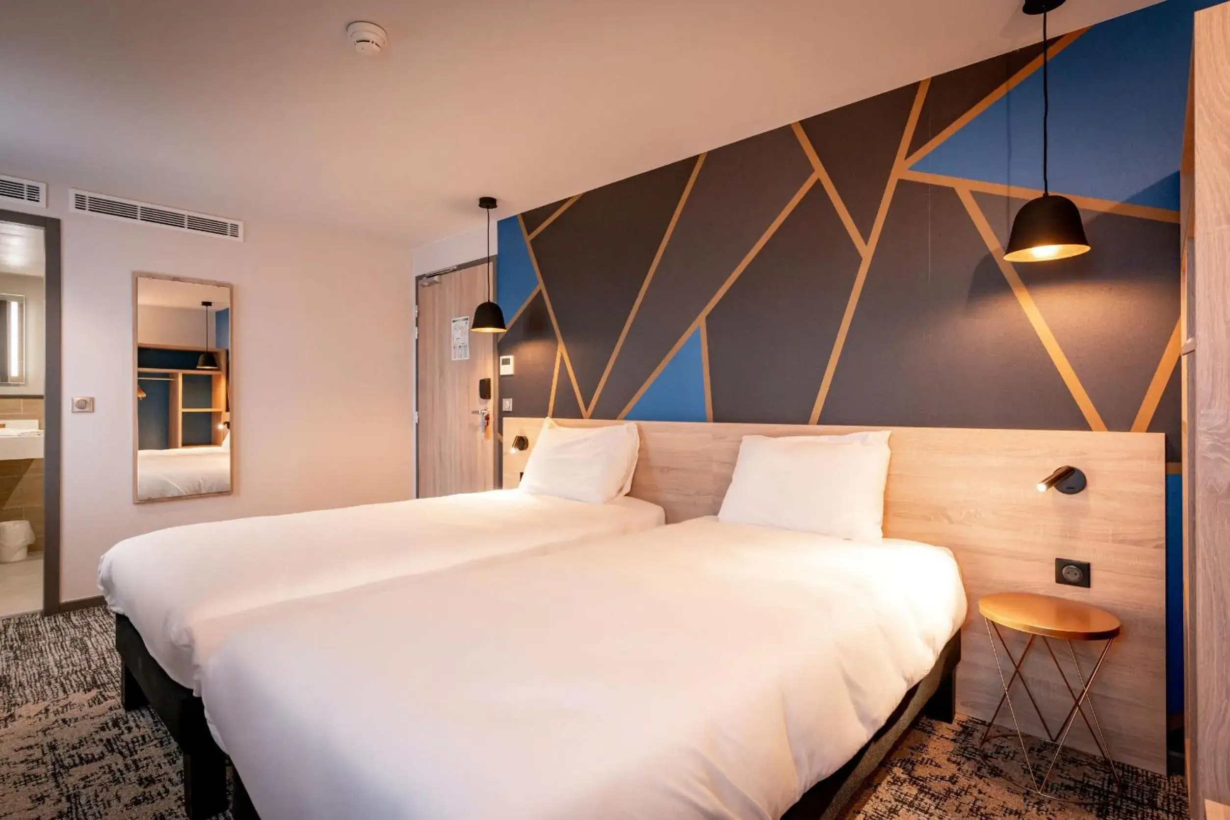 Bedroom, Bed in ibis Styles Valenciennes Petite Foret