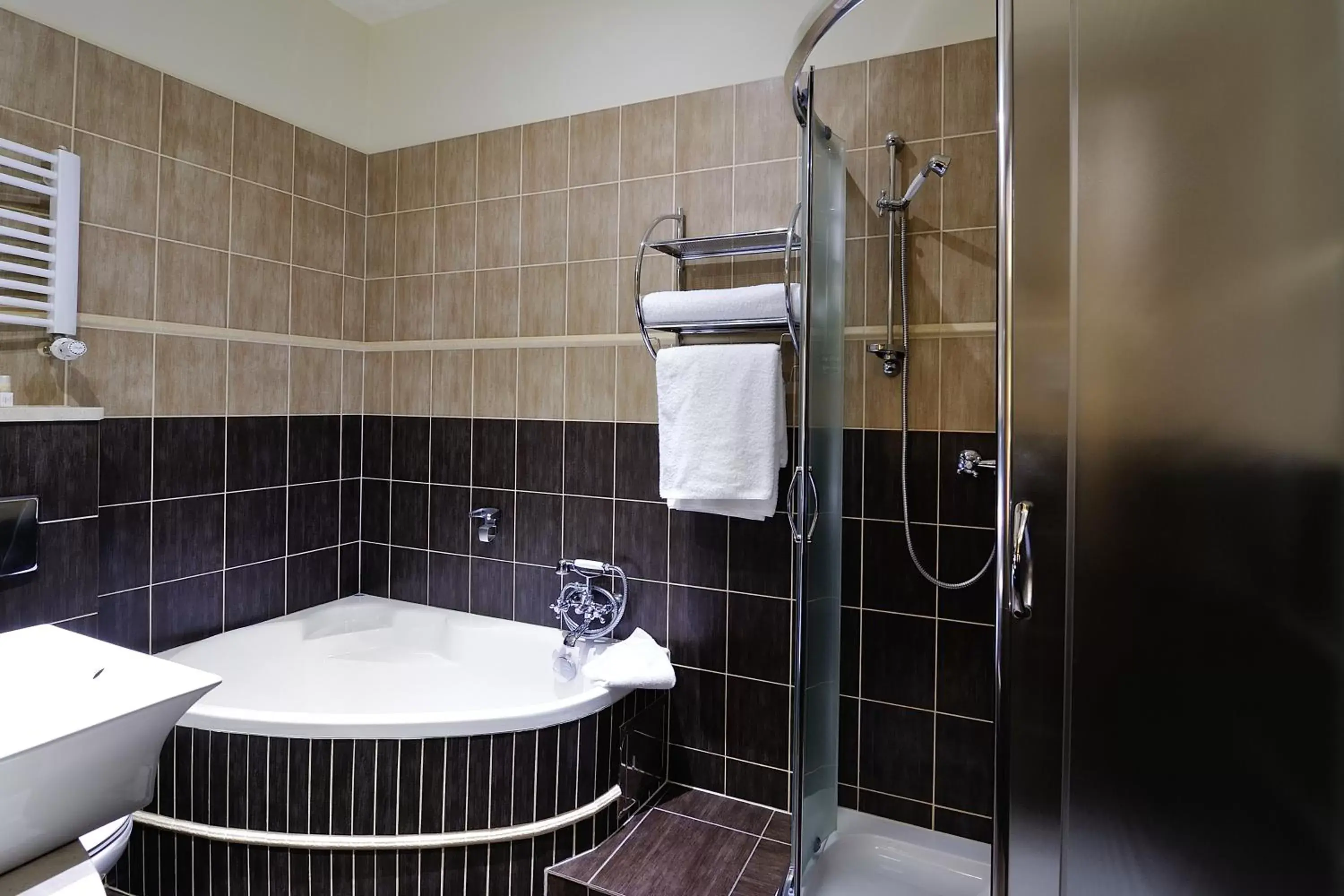 Shower, Bathroom in Hotel Diament Bella Notte Katowice - Chorzów