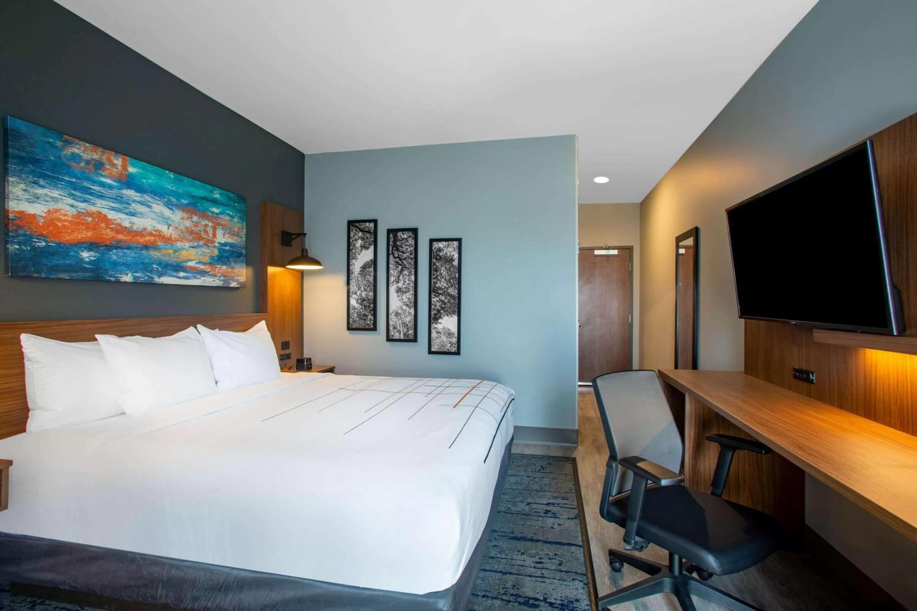 Photo of the whole room, Bed in La Quinta Inn & Suites by Wyndham Oxford