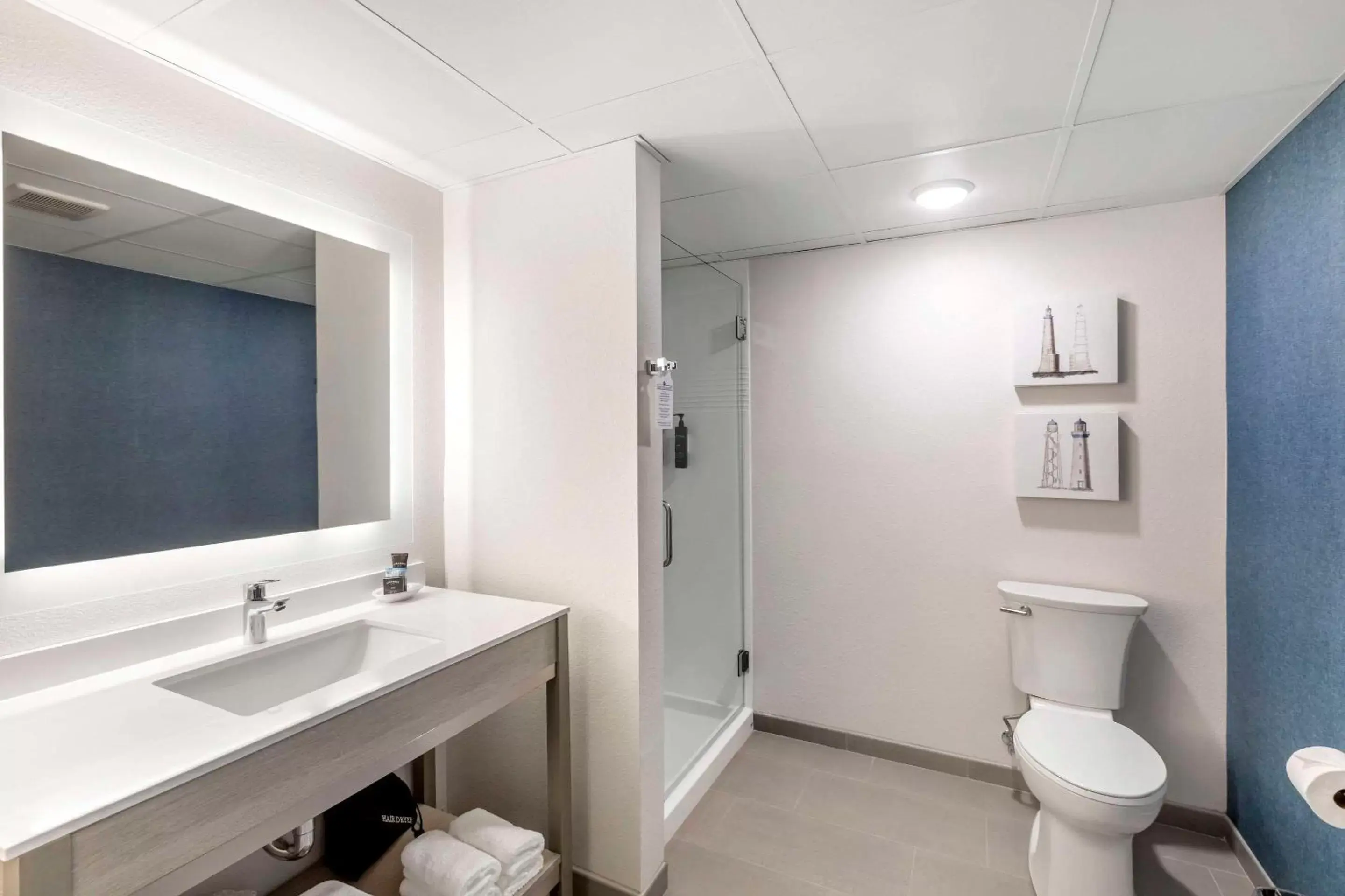 Bedroom, Bathroom in The Harborview, Ascend Hotel Collection