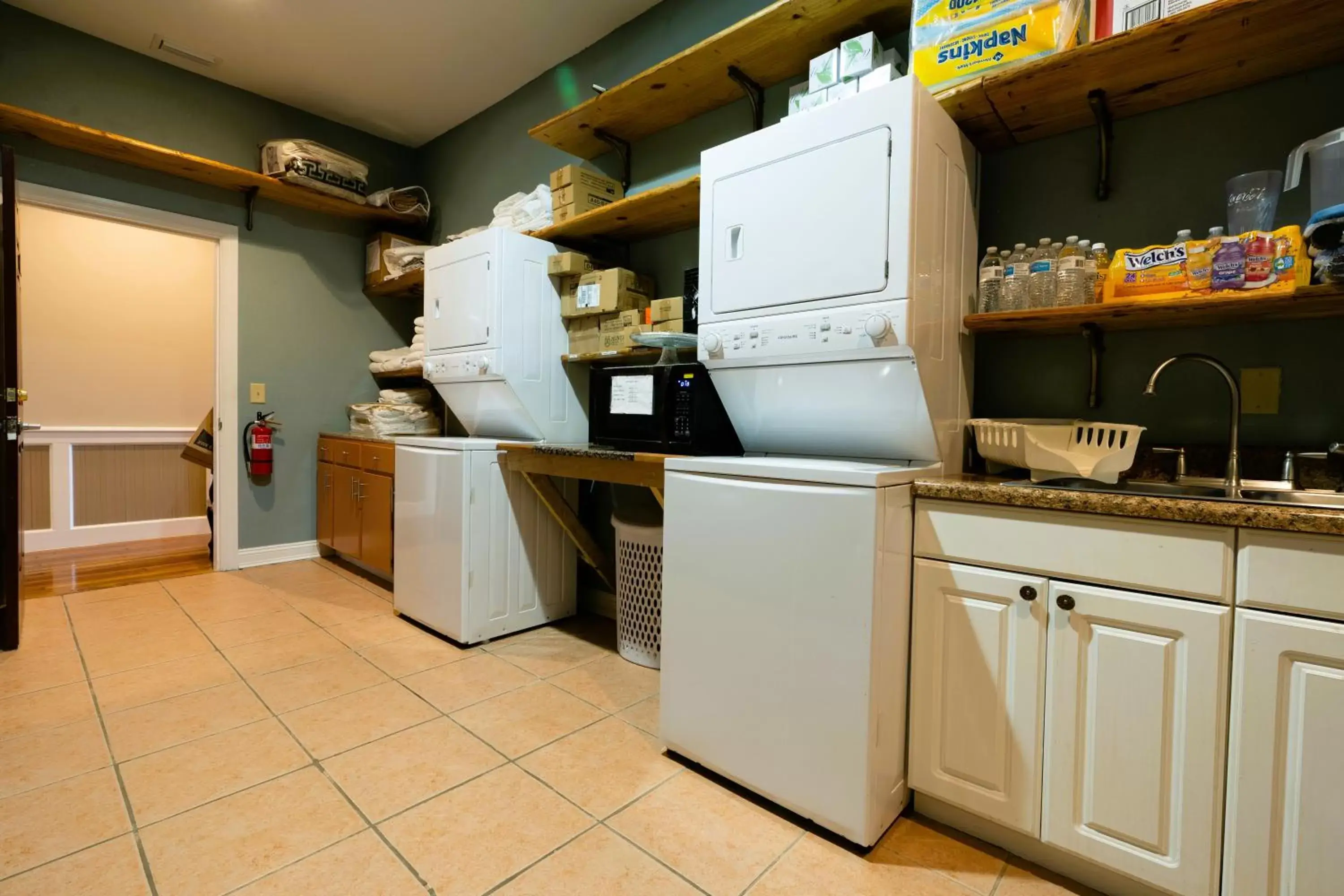 Breakfast, Kitchen/Kitchenette in Oak Park Inn