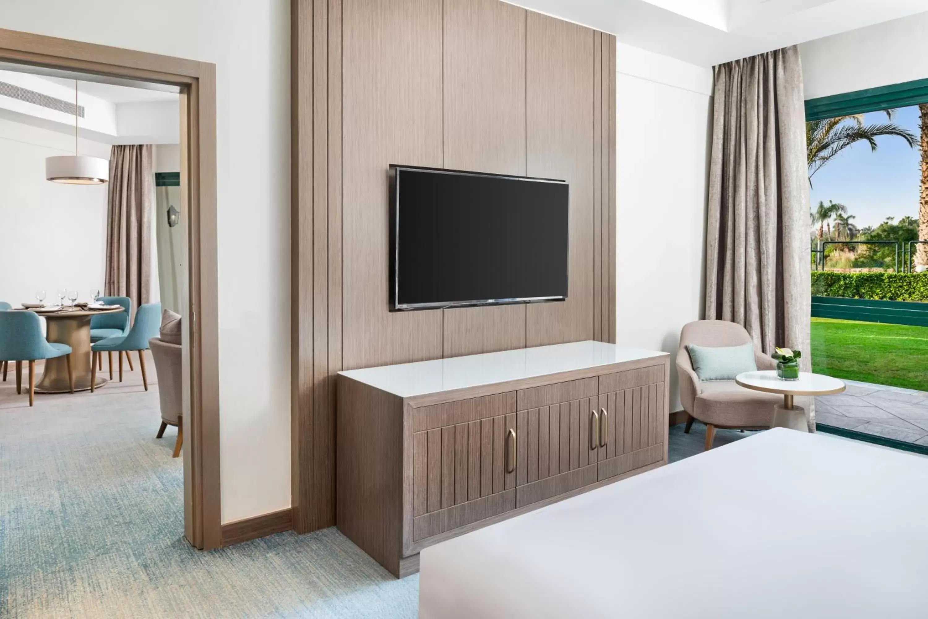 TV and multimedia, Bed in Hilton Pyramids Golf TV and multimedia, Bed in Hilton Pyramids Golf
