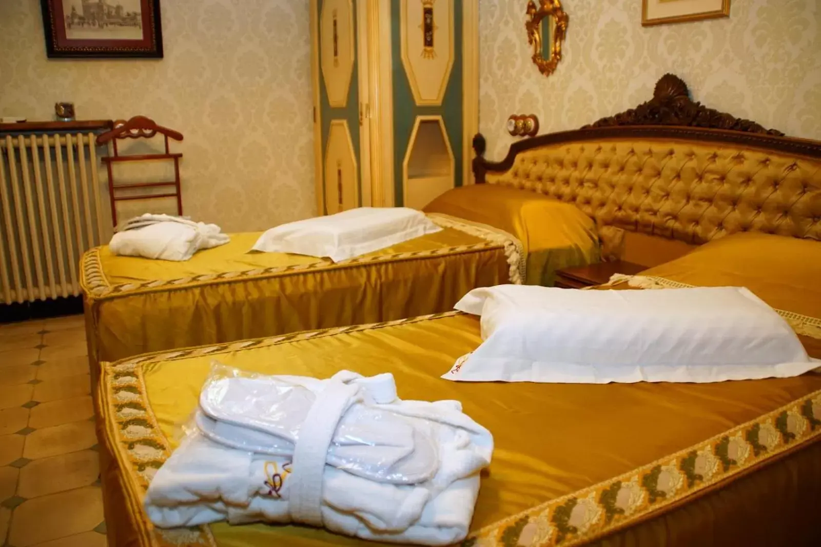 Photo of the whole room, Bed in Sitges Royal Rooms