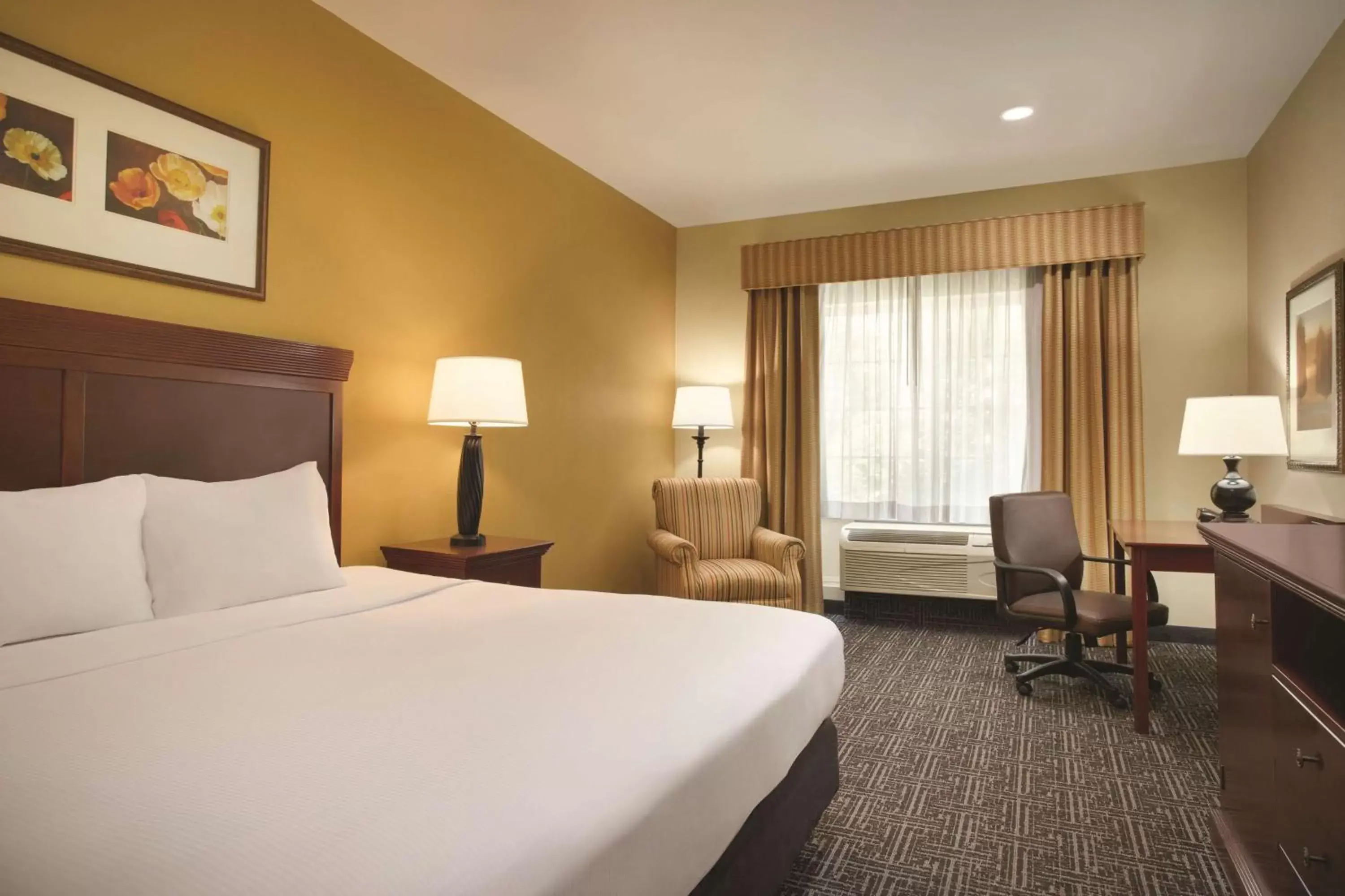Photo of the whole room, Bed in Country Inn & Suites by Radisson, Goodlettsville, TN
