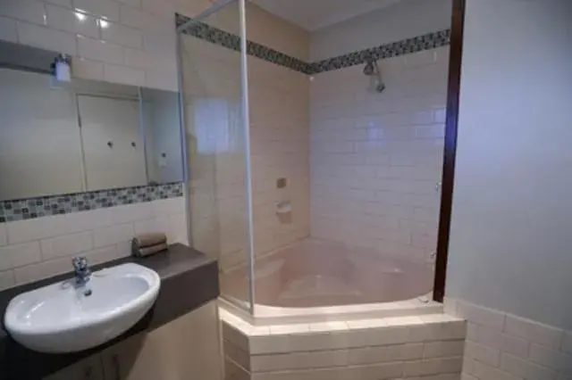 Spa and wellness centre/facilities, Bathroom in Central City Motor Inn Ballarat