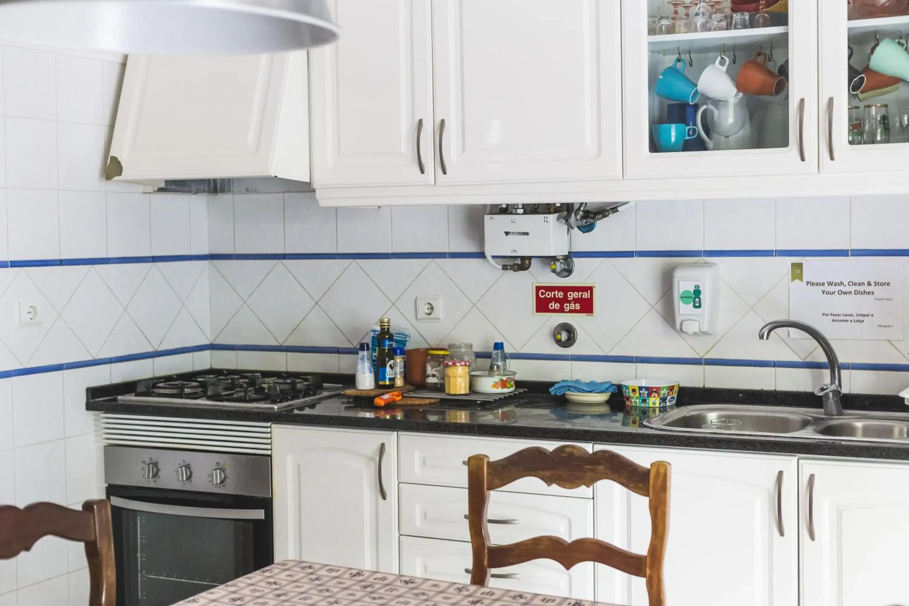 Kitchen or kitchenette, Kitchen/Kitchenette in Ericeira Chill Hill Hostel & Private Rooms