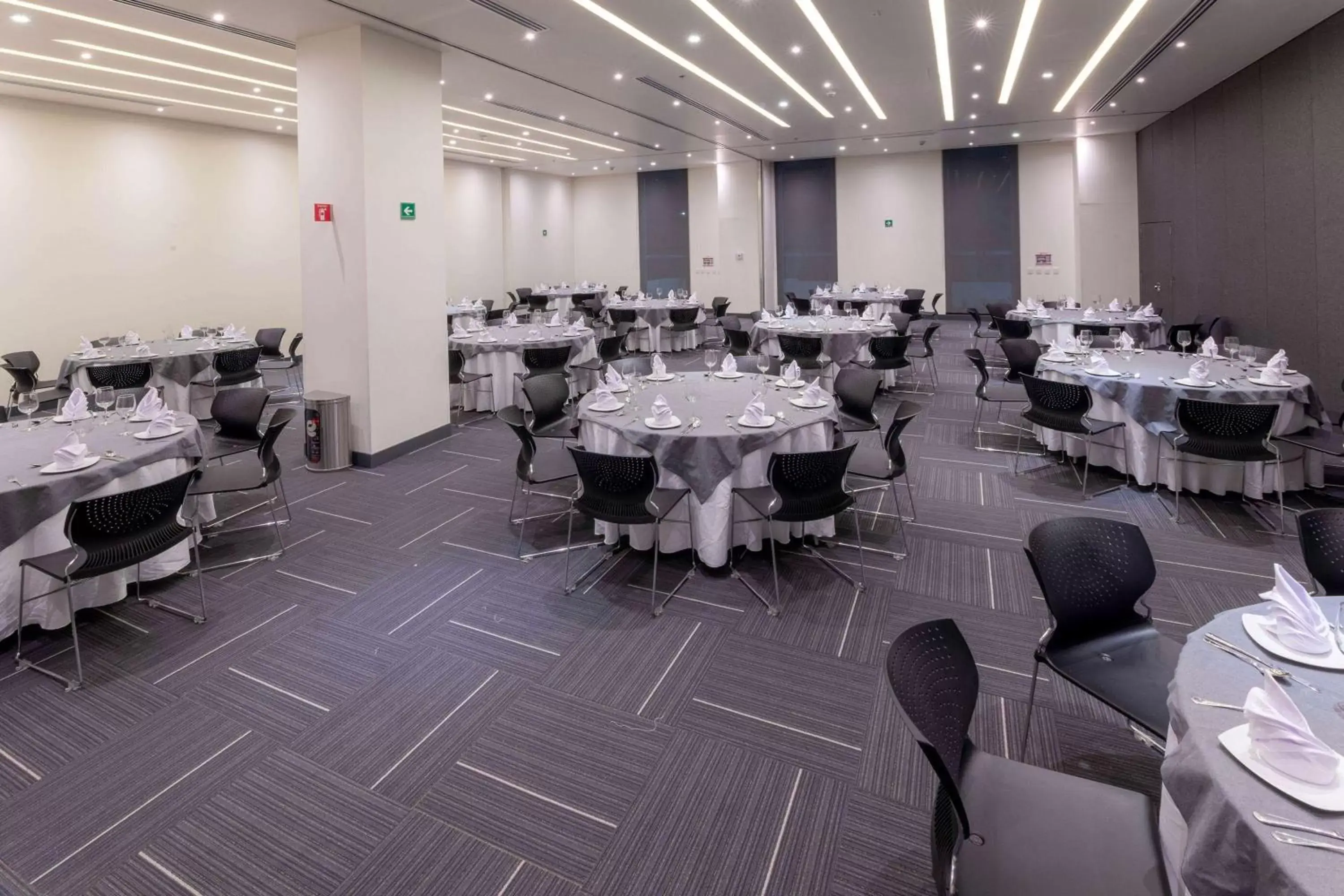 Meeting/conference room, Restaurant/Places to Eat in Ramada Encore by Wyndham Guadalajara Aeropuerto