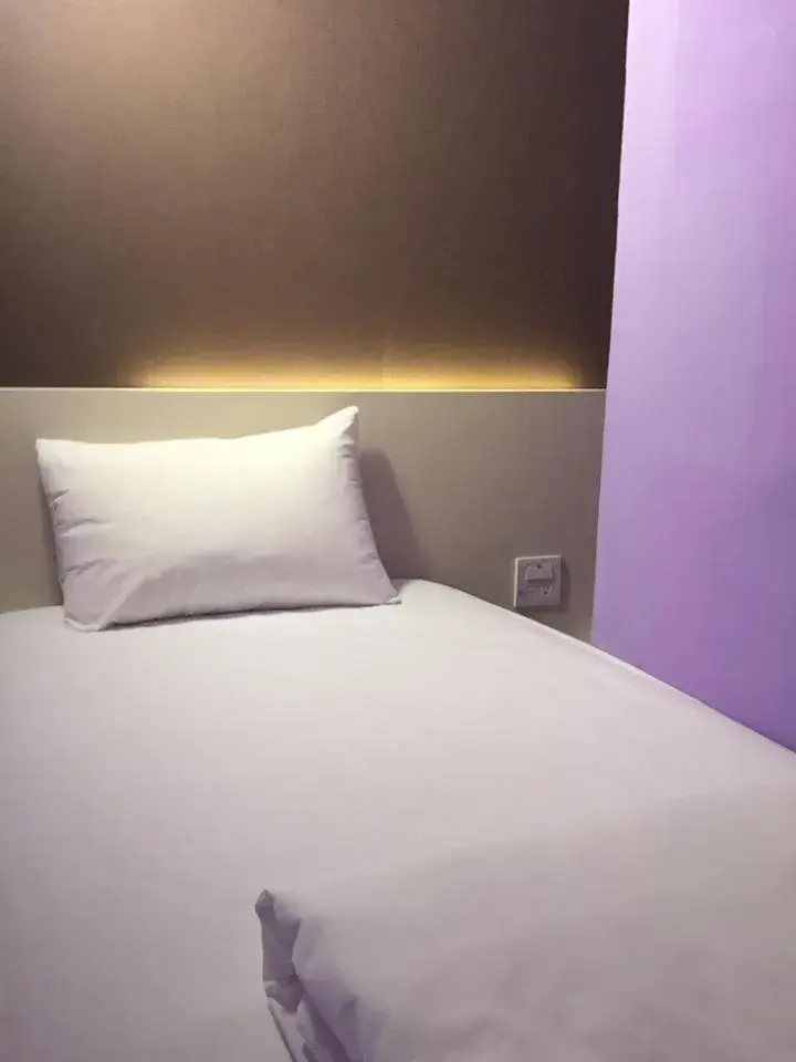 Bed in Single Inn Taipei
