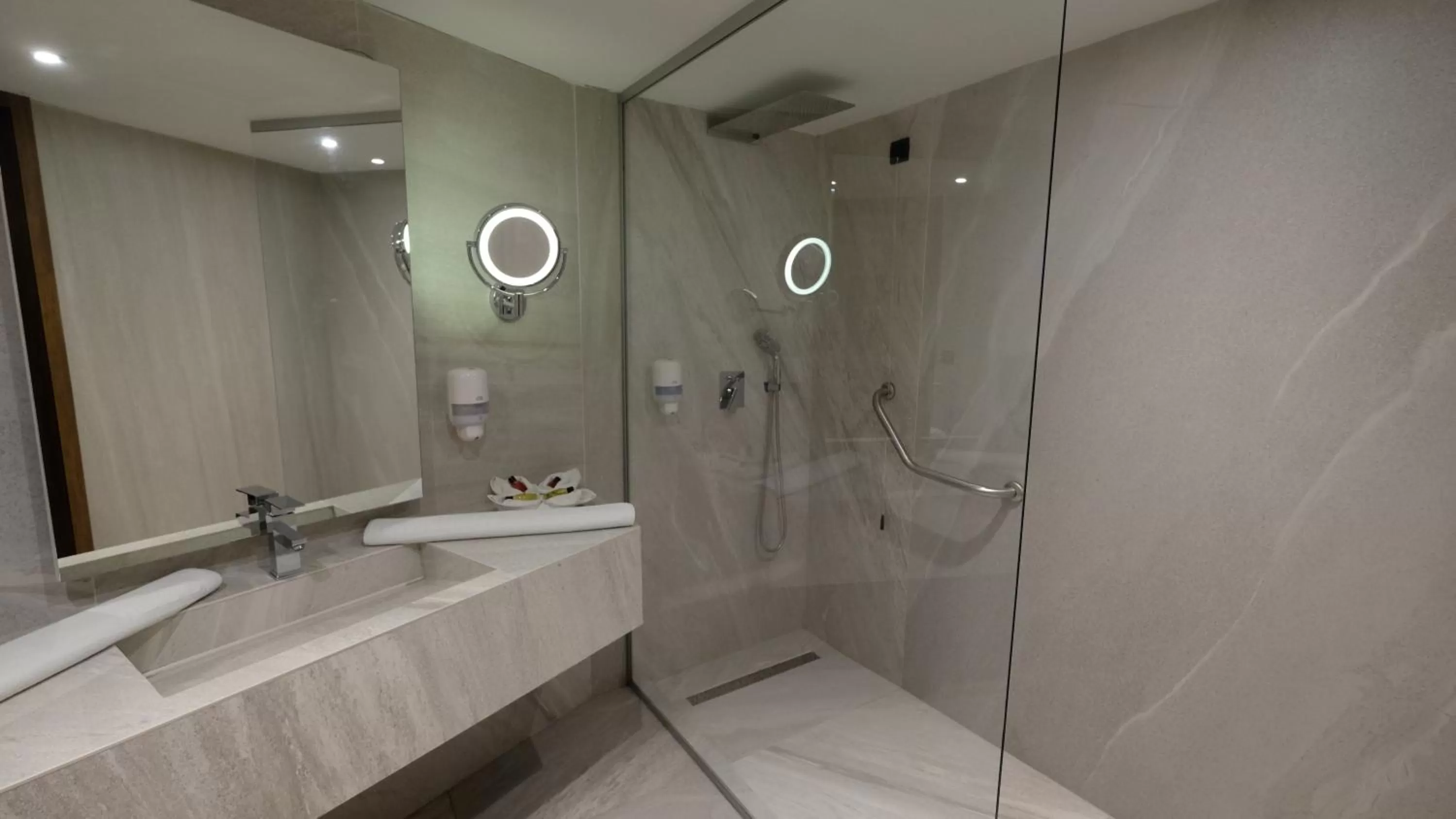 Shower in Hollywood Hotel