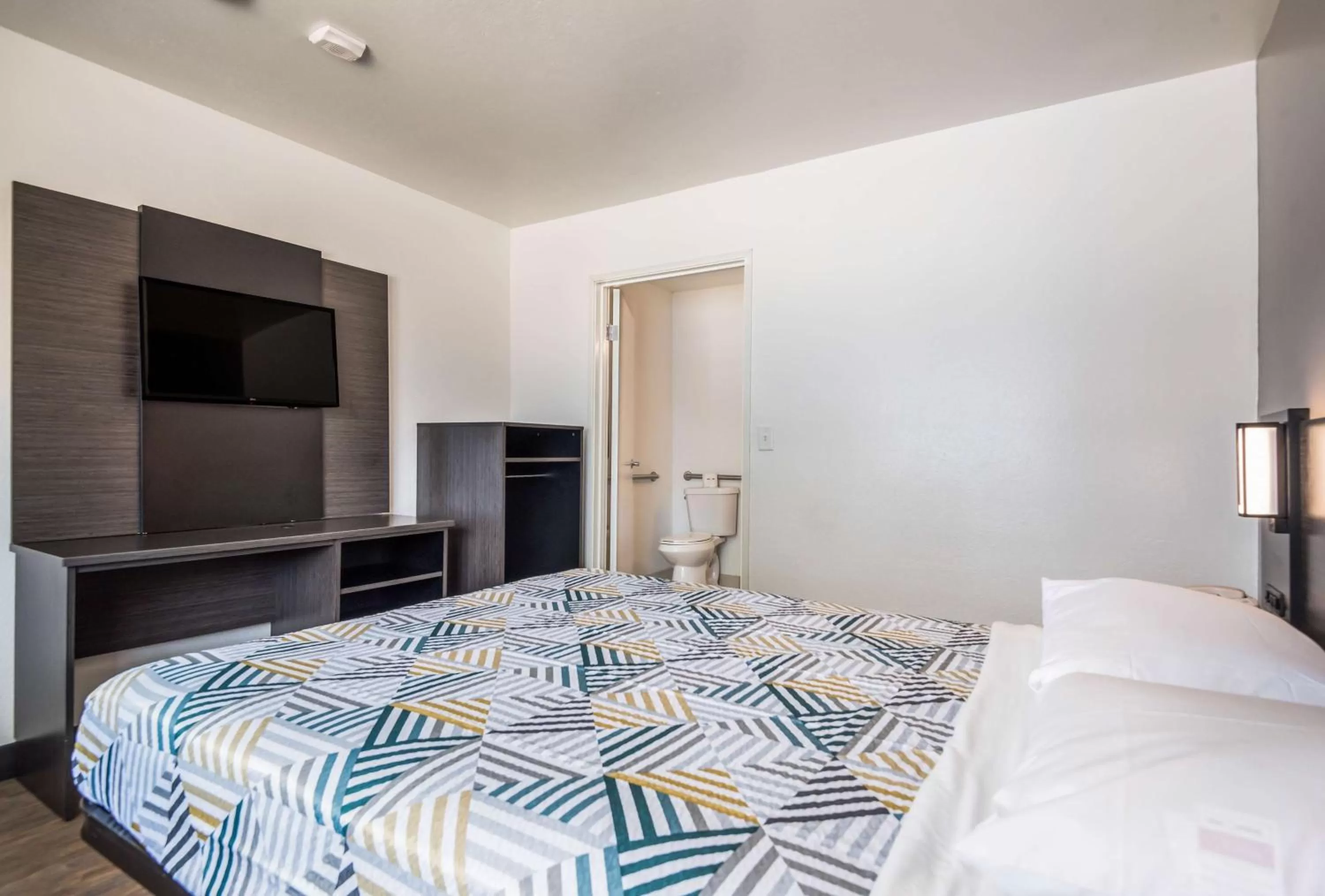 Photo of the whole room, Bed in Motel 6-College Station, TX - Bryan