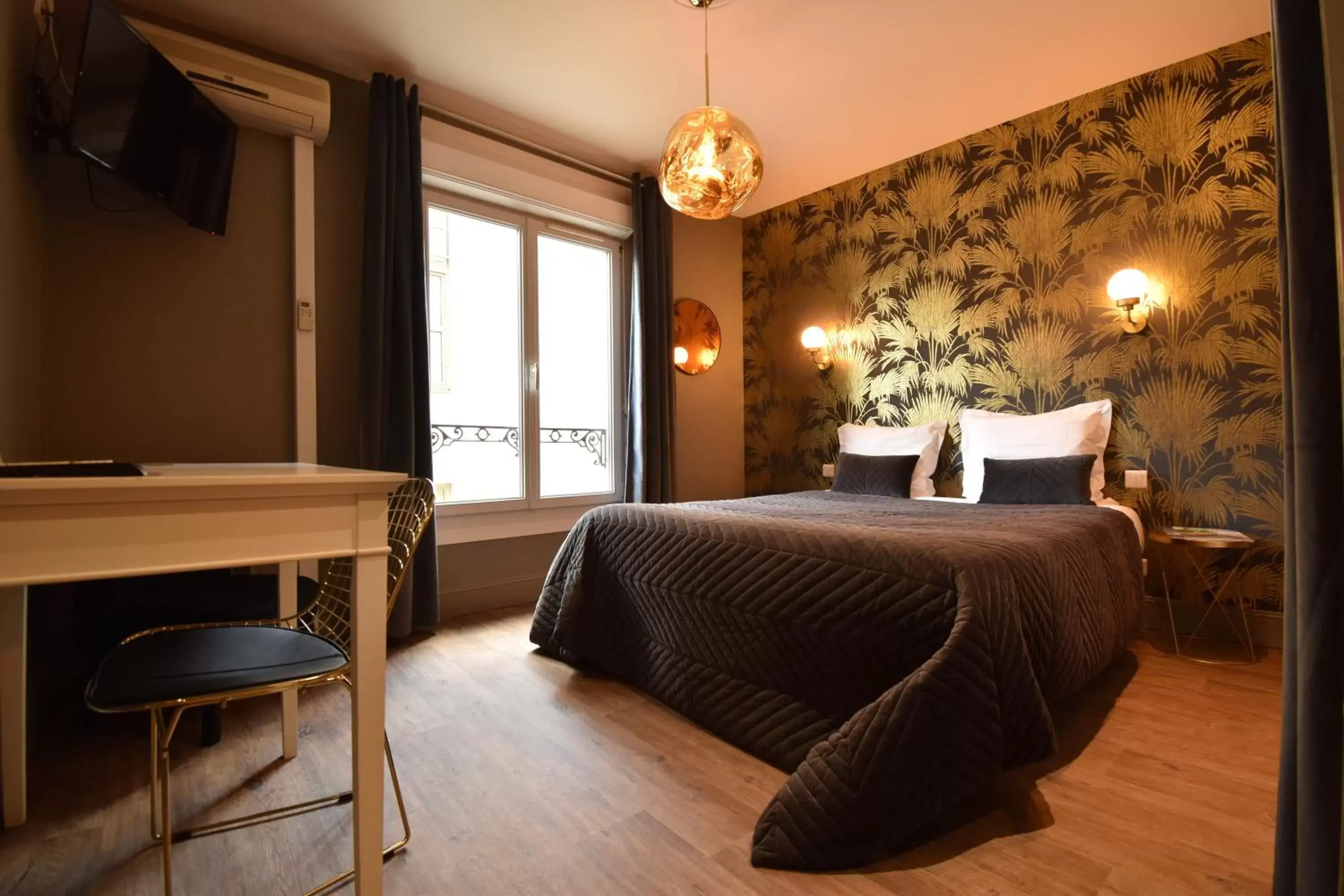 Photo of the whole room, Bed in Hôtel Azur