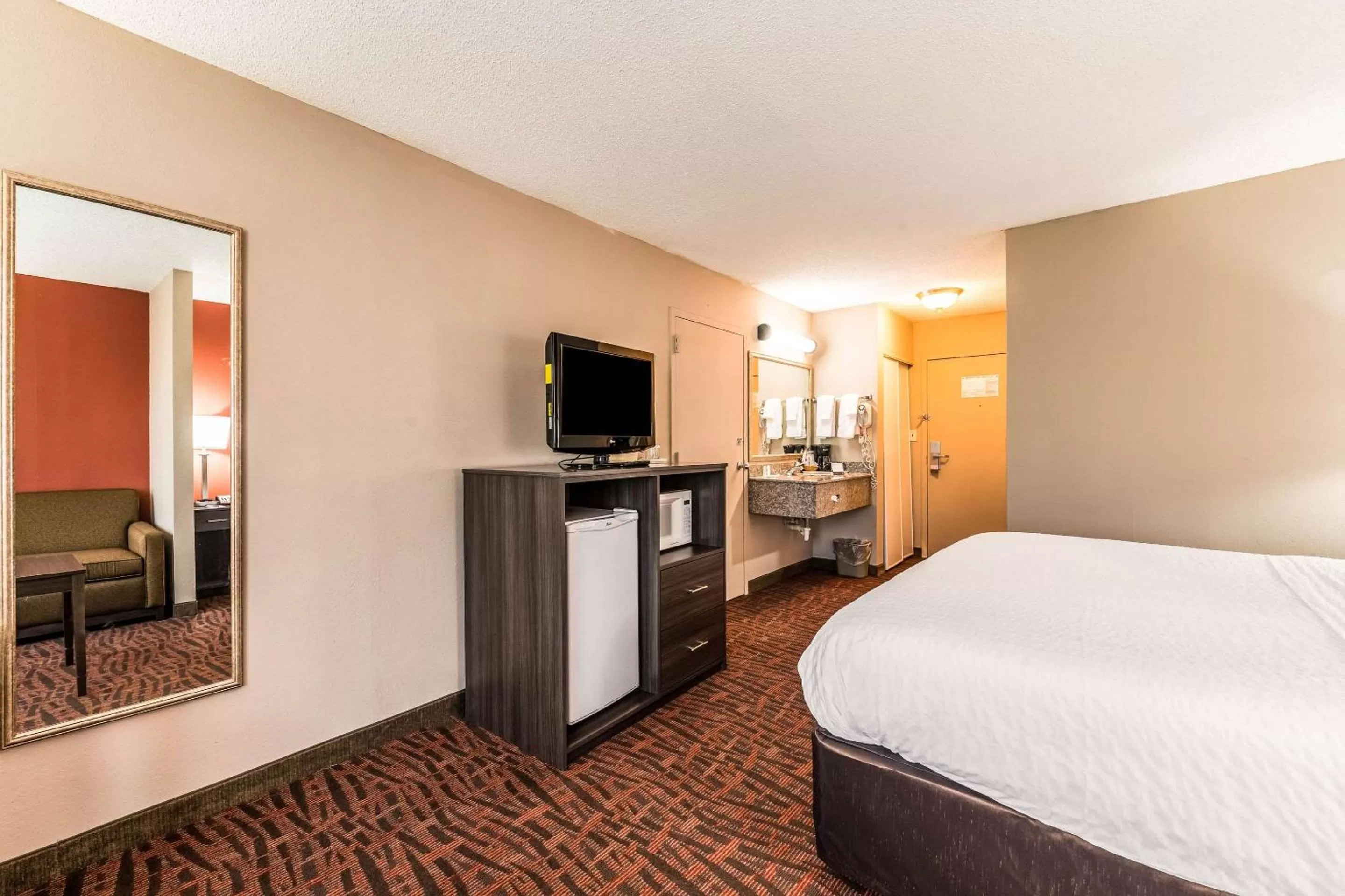 Photo of the whole room, Bed in Lake Norman Inn and Suites