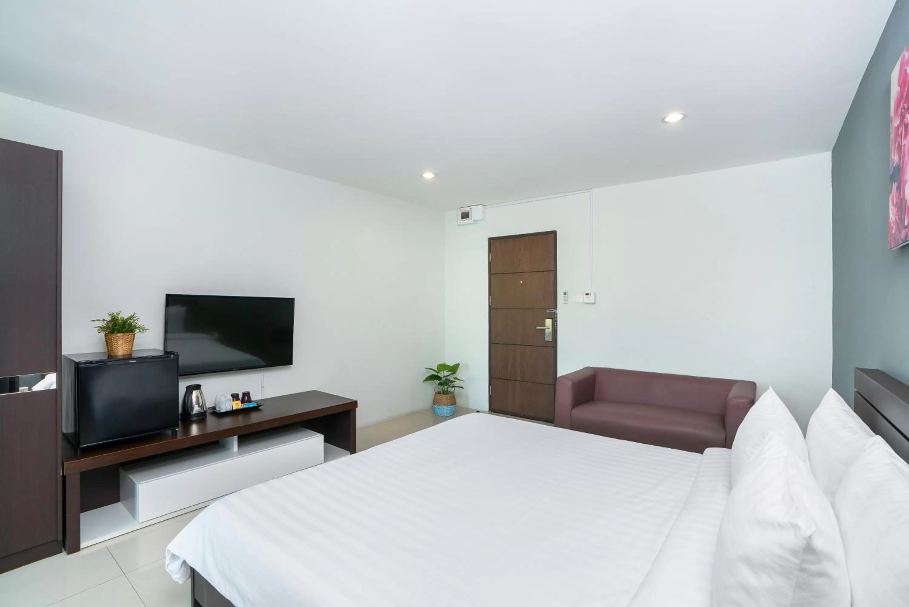 Photo of the whole room, Bed in De Botan Srinakarin Hotel & Residence