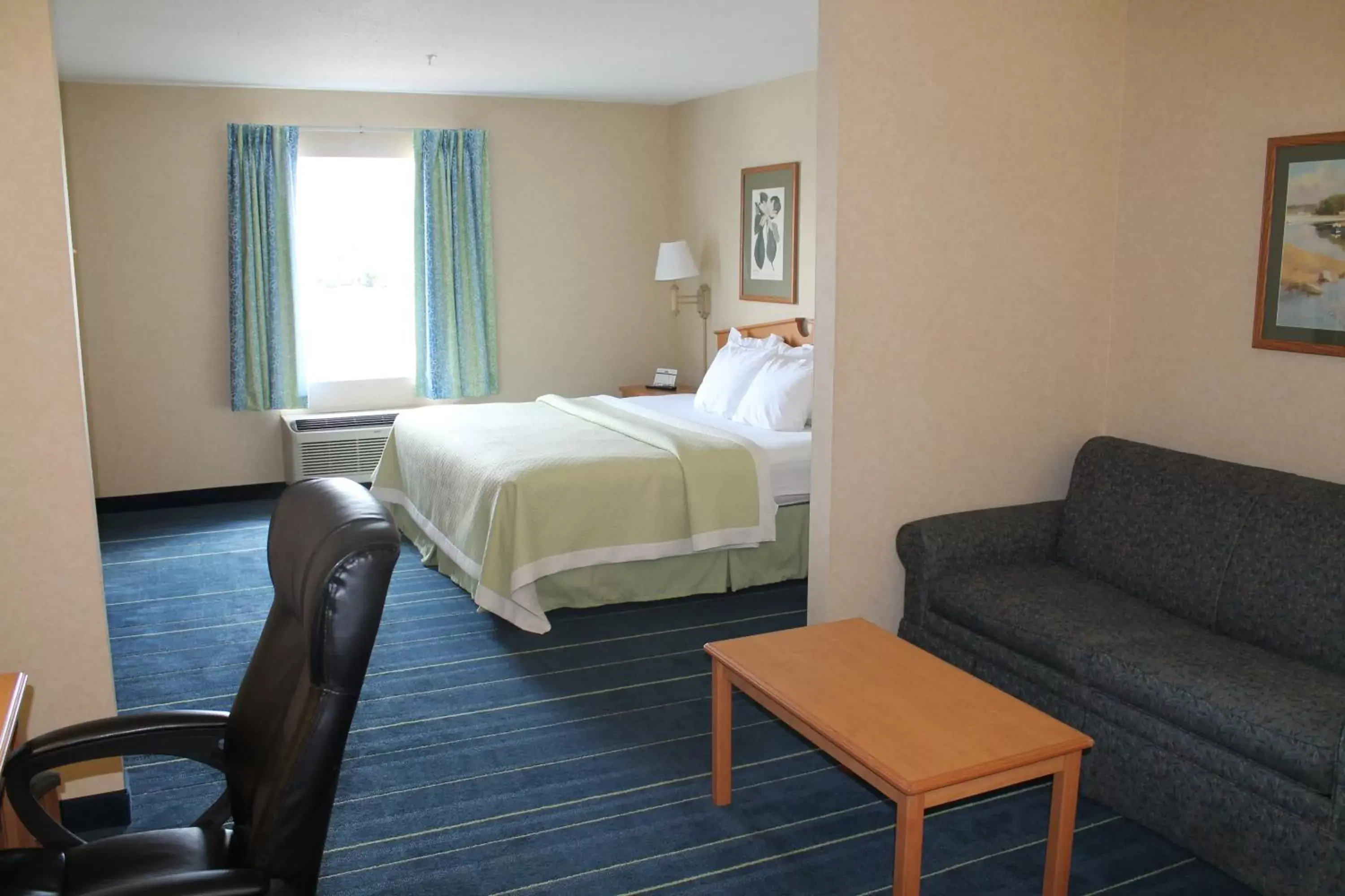 Photo of the whole room, Bed in Days Inn & Suites by Wyndham Bridgeport - Clarksburg