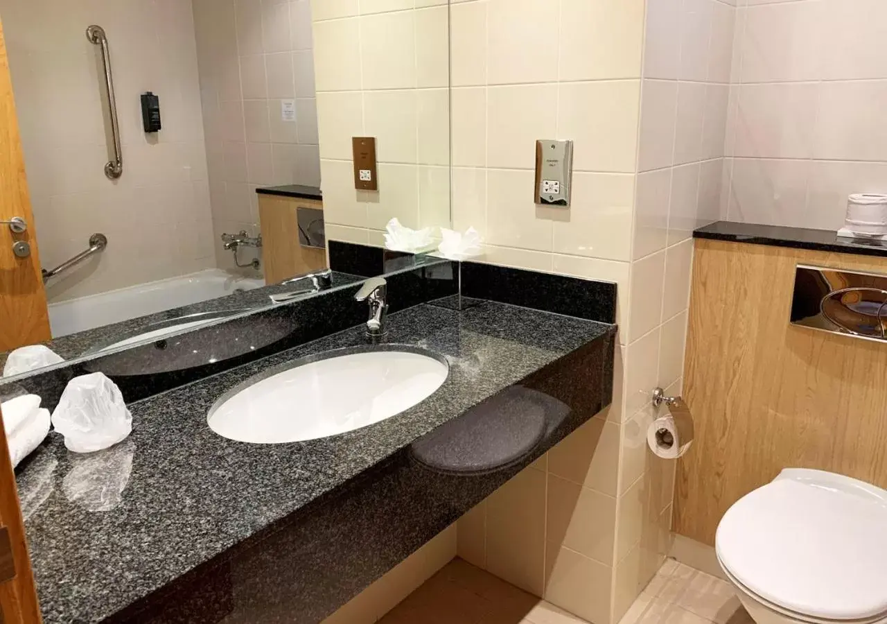 Bathroom in Maldron Hotel Portlaoise