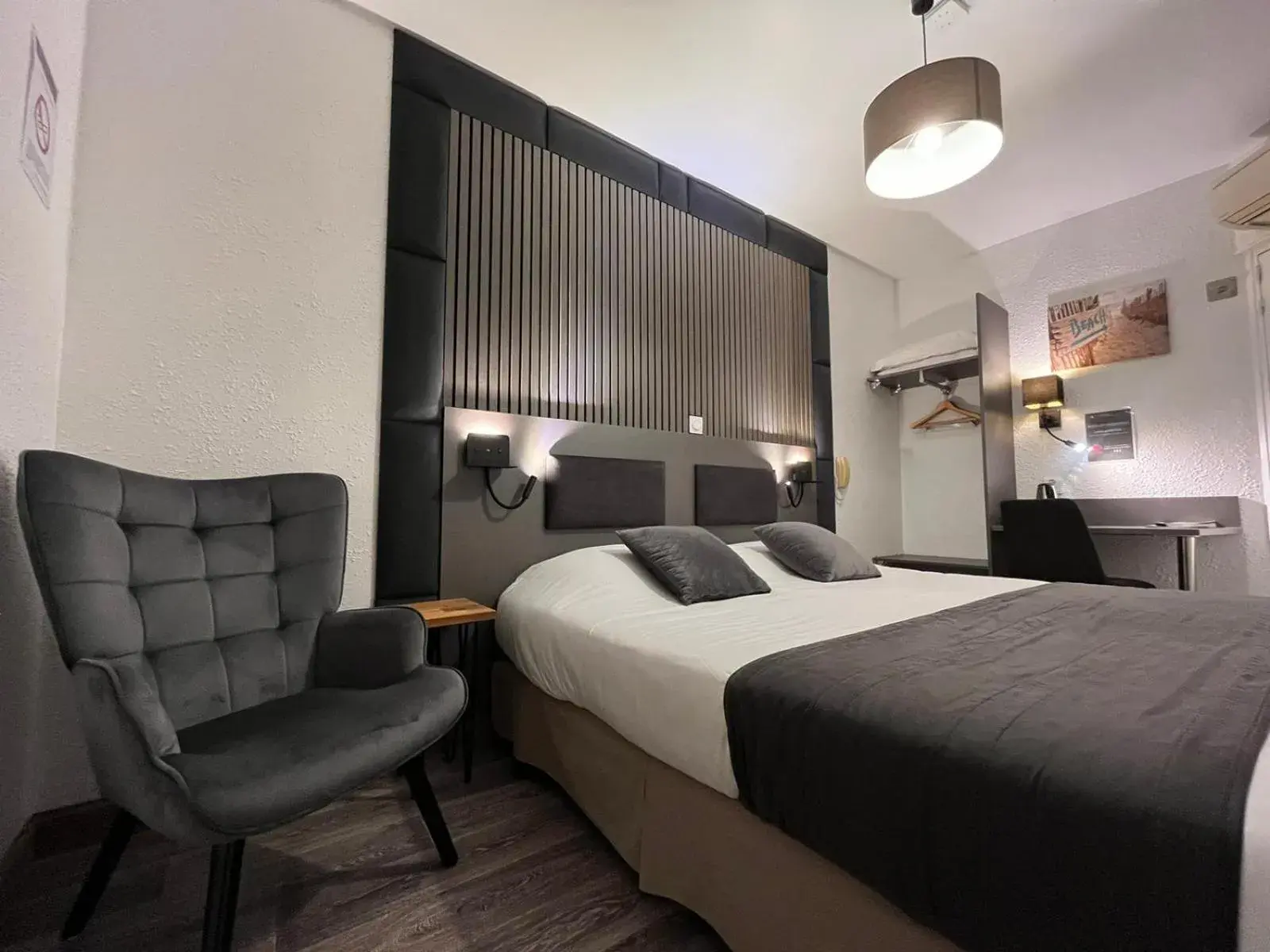 Property building, Bed in Cit'Hotel Le Cheval Blanc