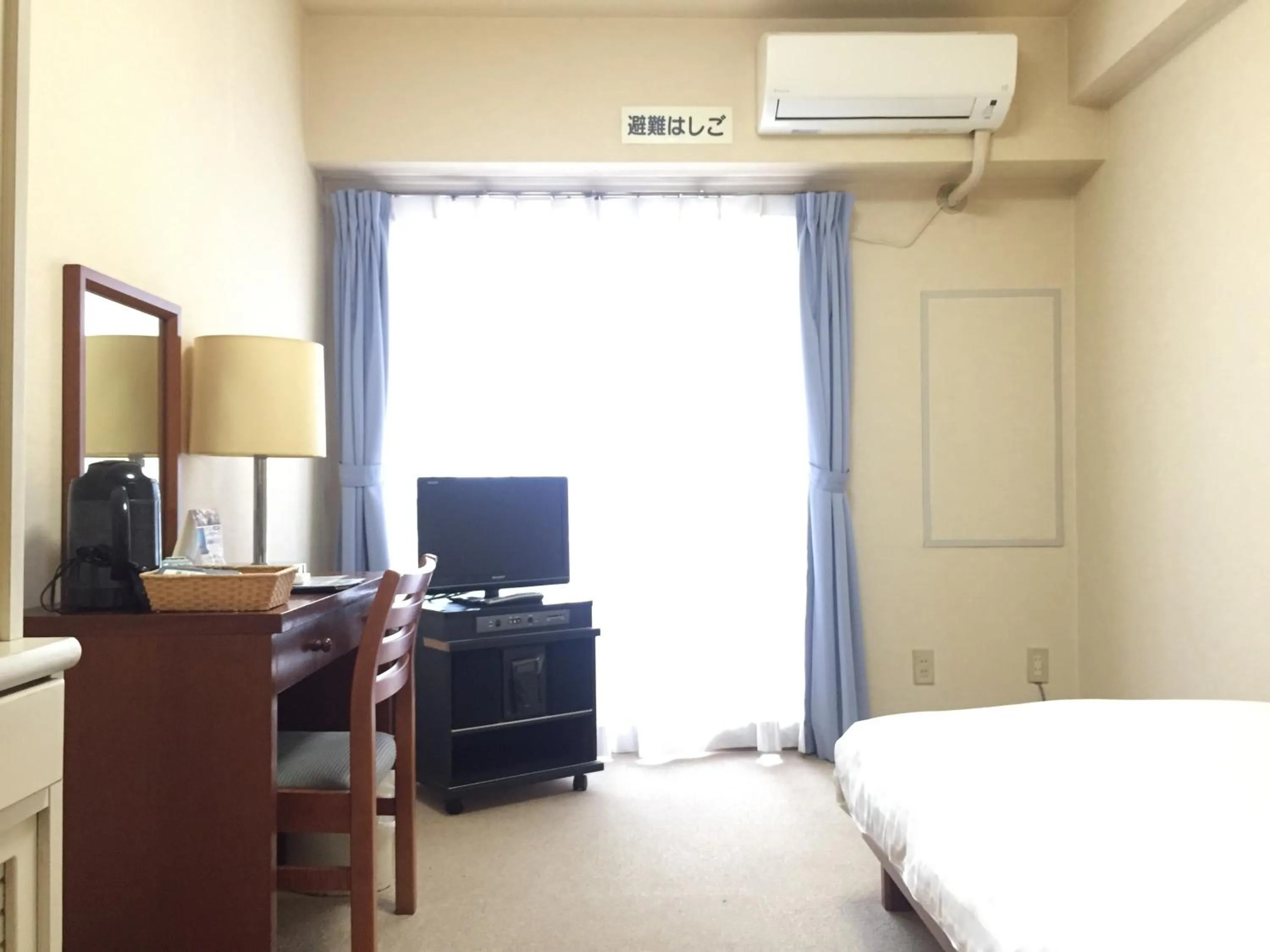 Photo of the whole room, Bed in Sky Heart Hotel Kawasaki