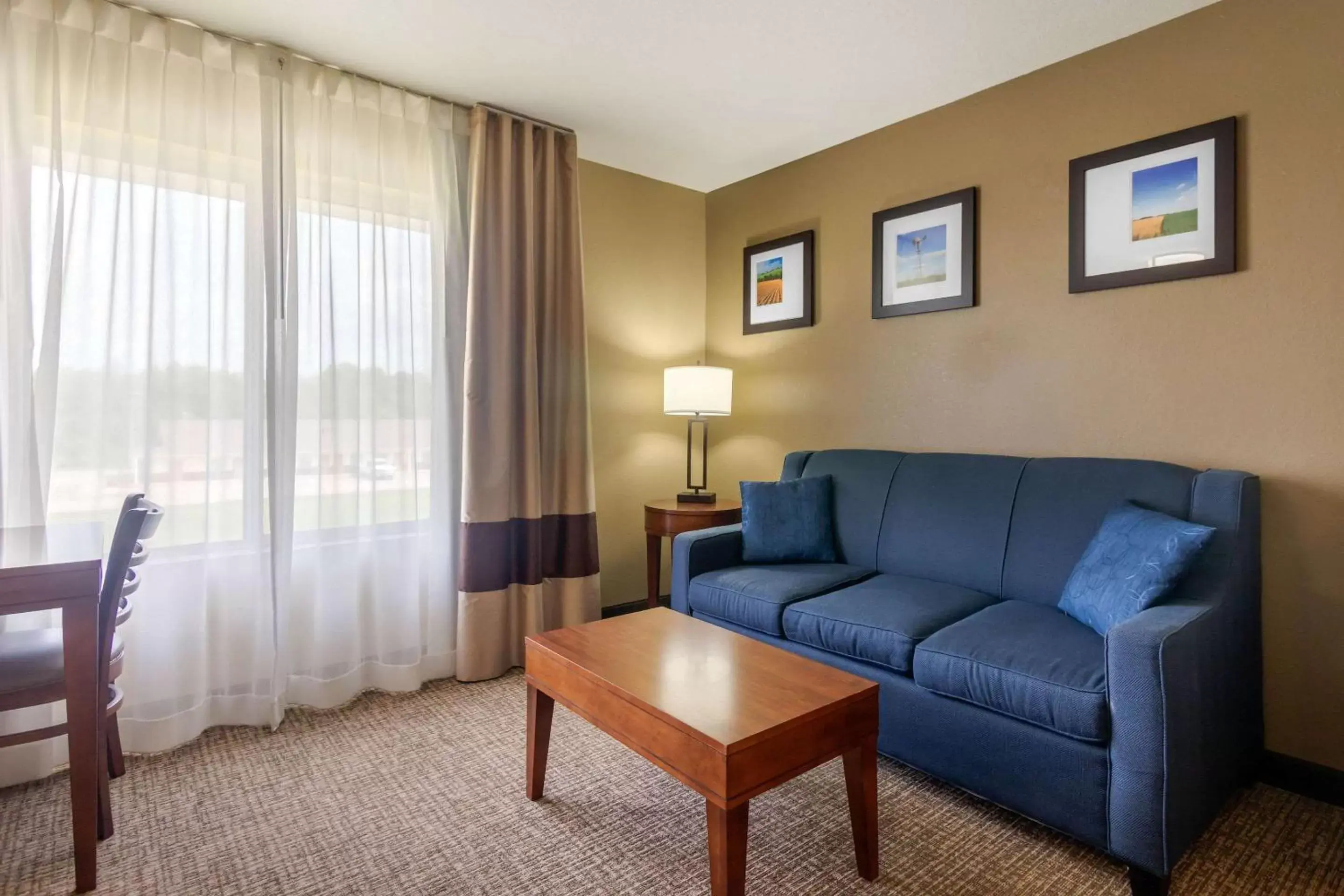 Photo of the whole room, Seating Area in Comfort Inn & Suites Pittsburg