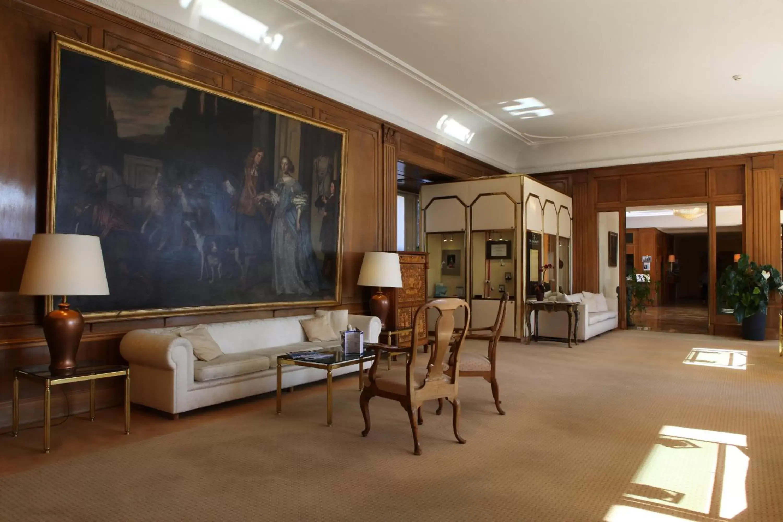 Lounge or bar in Hôtel du Grand Lac Excelsior Lounge or bar in Hôtel du Grand Lac Excelsior