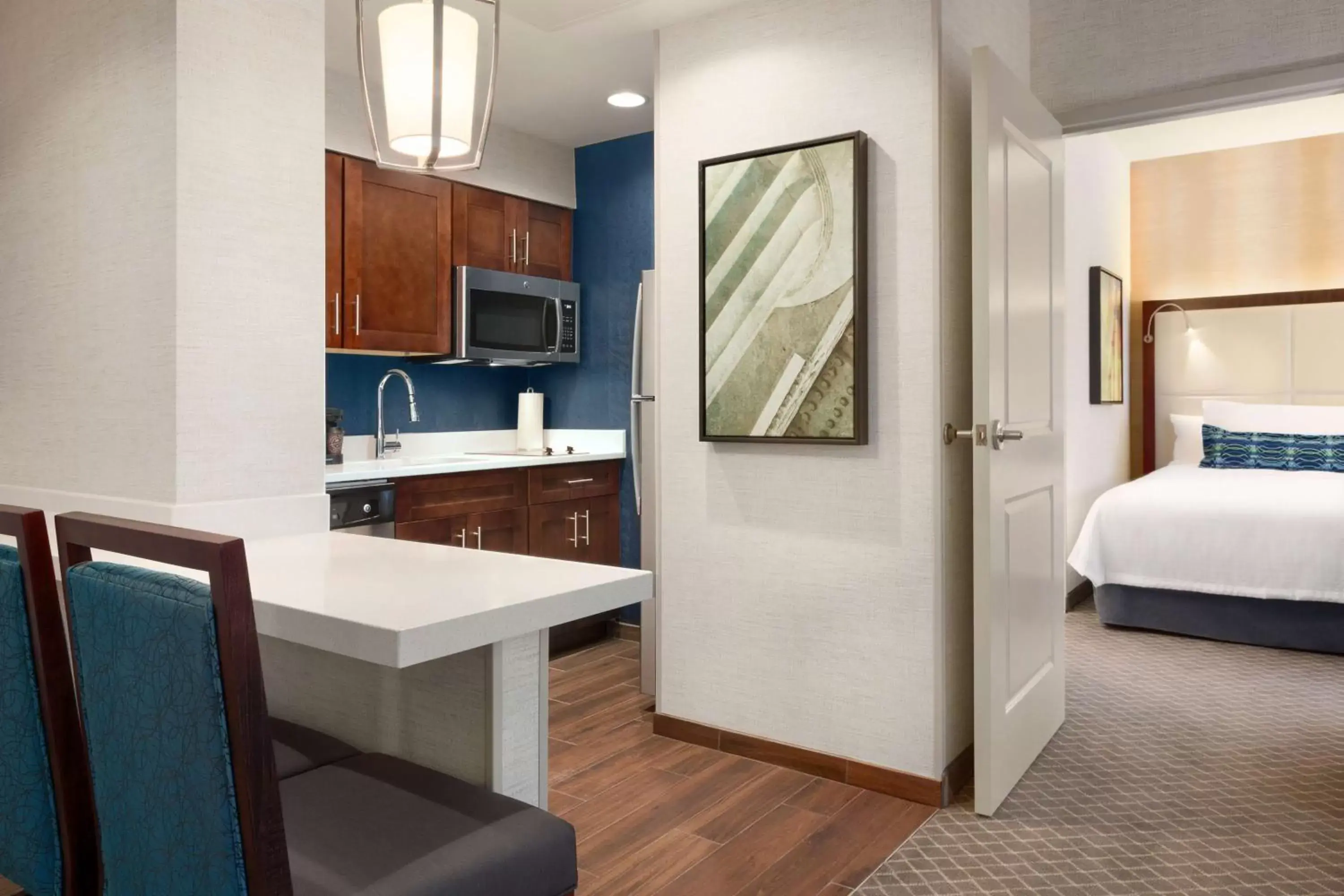 Living room, Kitchen/Kitchenette in Homewood Suites By Hilton Arlington Rosslyn Key Bridge