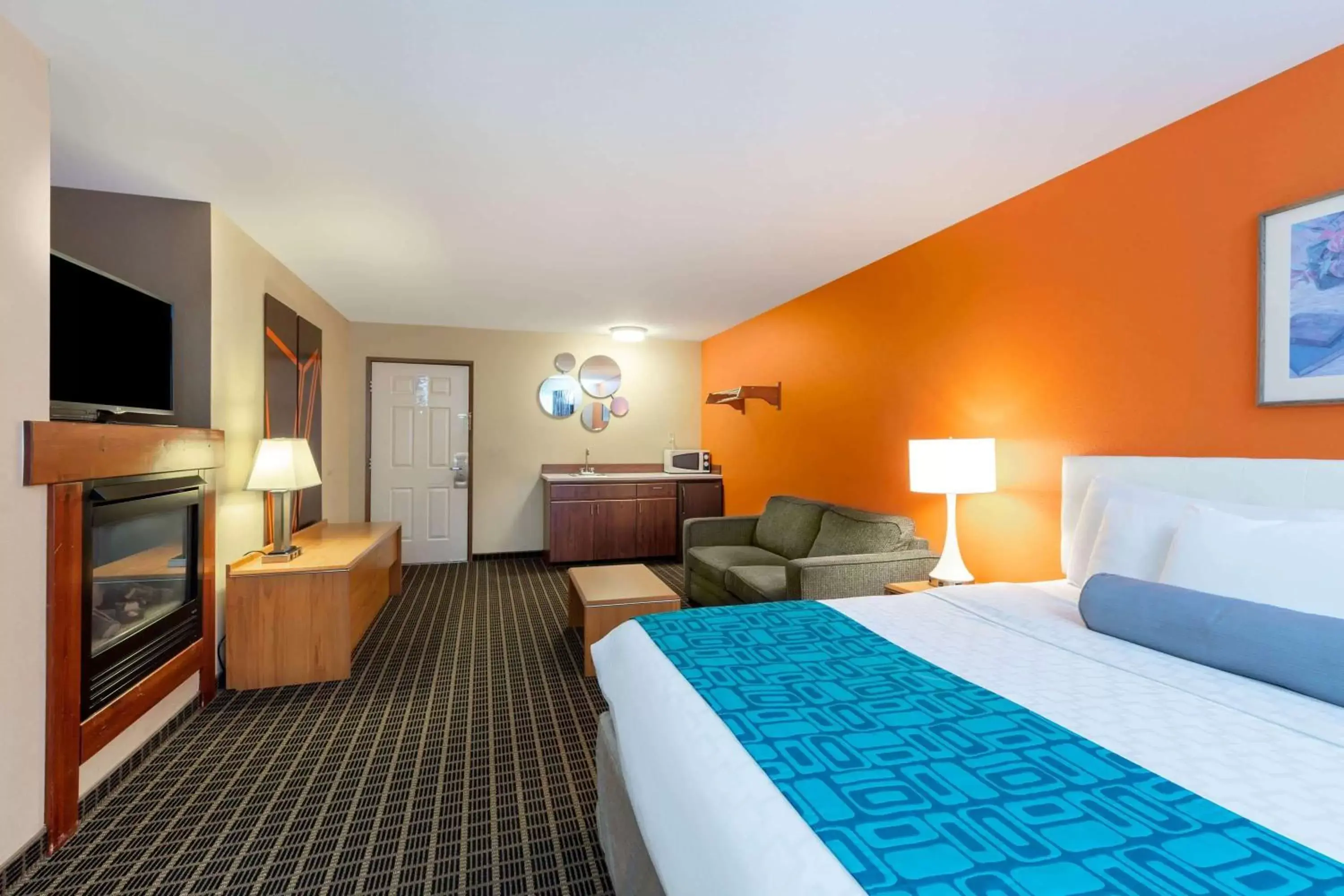 Photo of the whole room, Bed in Howard Johnson by Wyndham Leavenworth