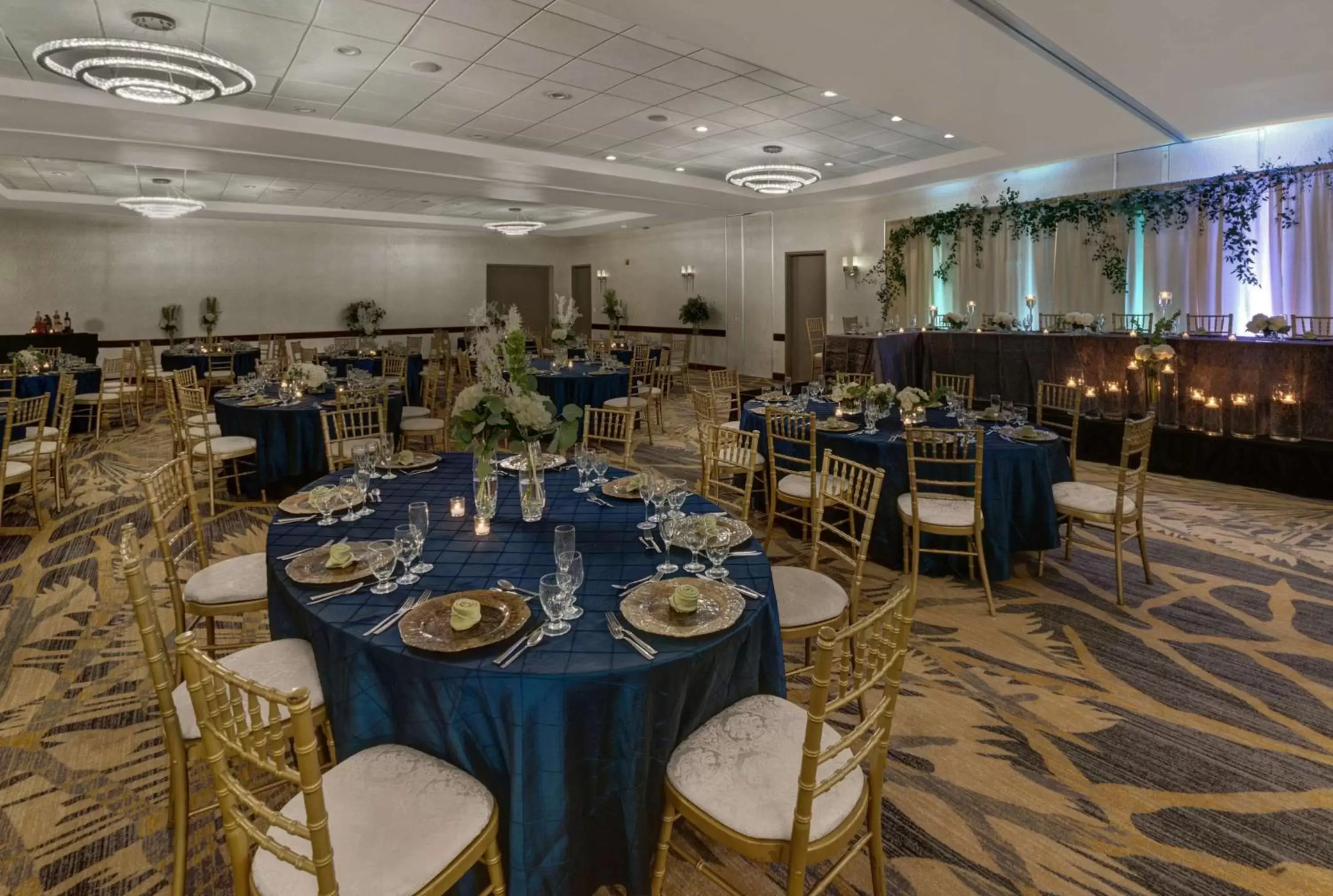 Meeting/conference room, Restaurant/Places to Eat in Embassy Suites by Hilton Milwaukee Brookfield