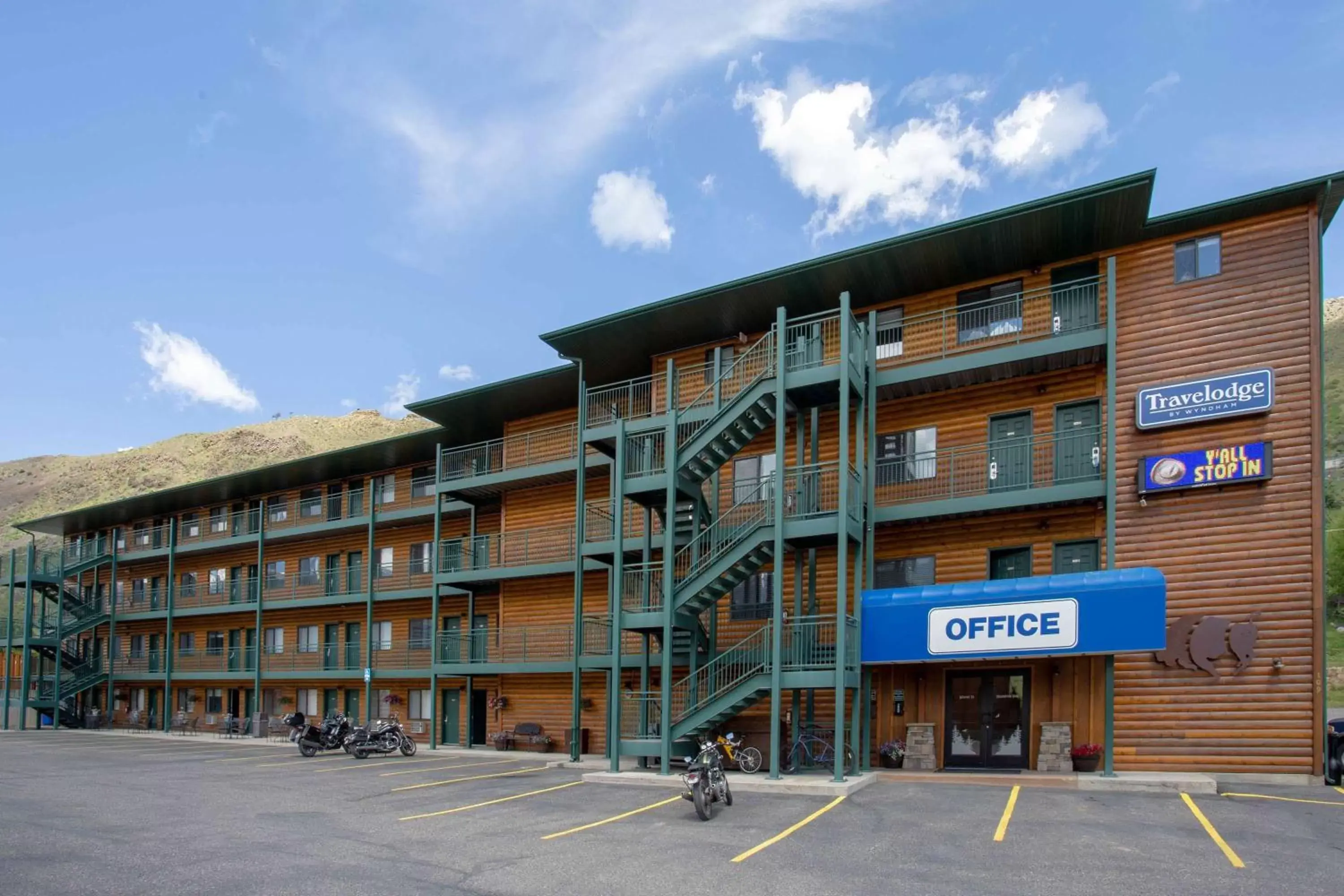 Property Building in Travelodge by Wyndham Gardiner Yellowstone Park North Entr