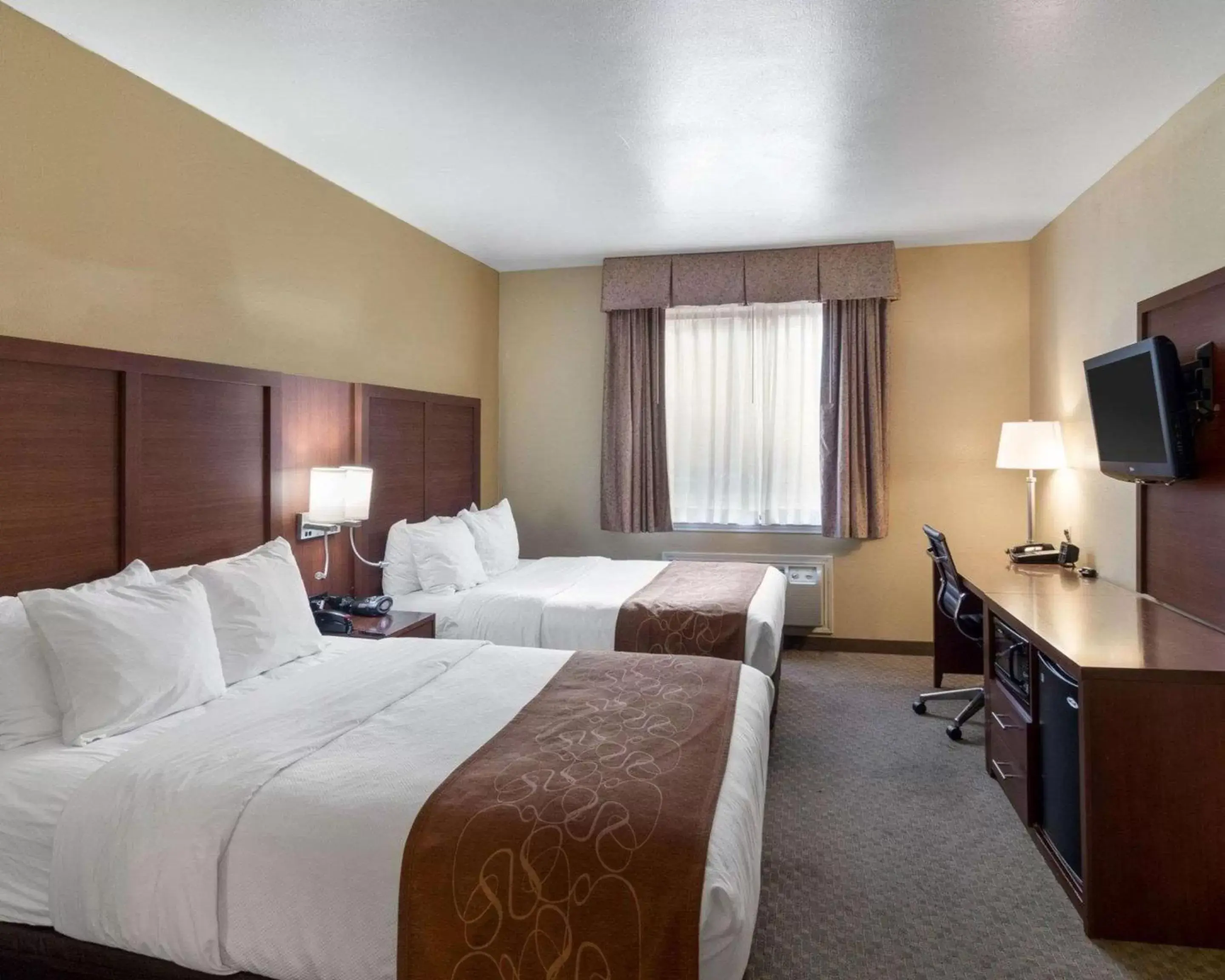 Photo of the whole room, Bed in Quality Suites Midland