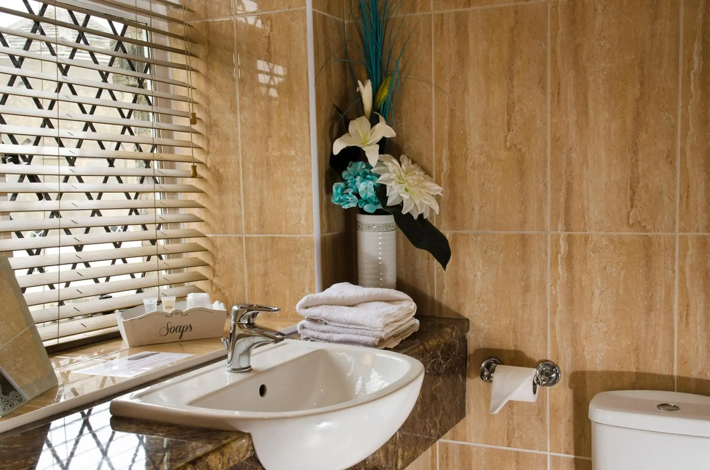 Bathroom in Norfolk Arms Hotel, Ringinglow