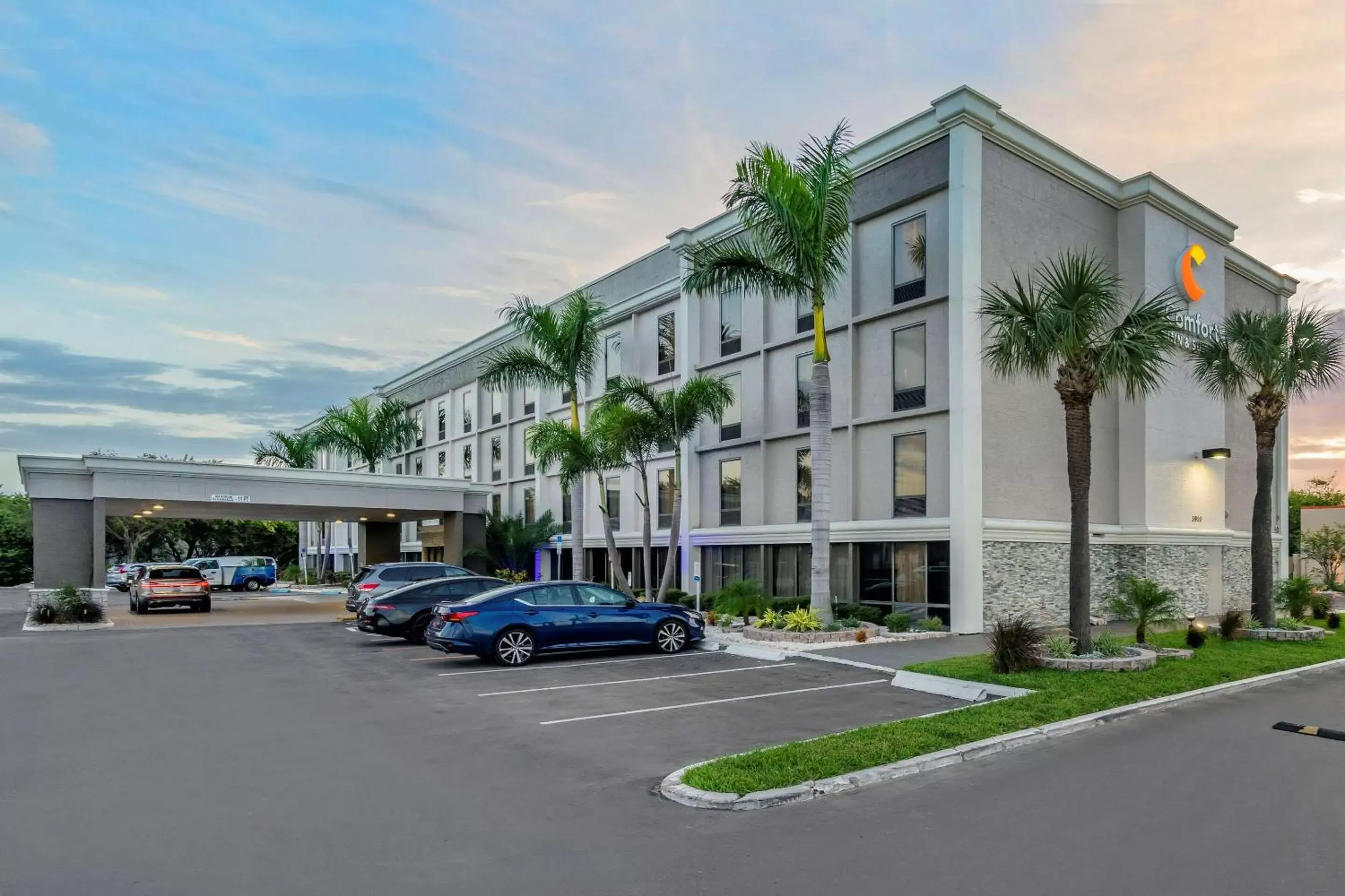 Property building in Comfort Inn & Suites St Pete - Clearwater International Airport Property building in Comfort Inn & Suites St Pete - Clearwater International Airport