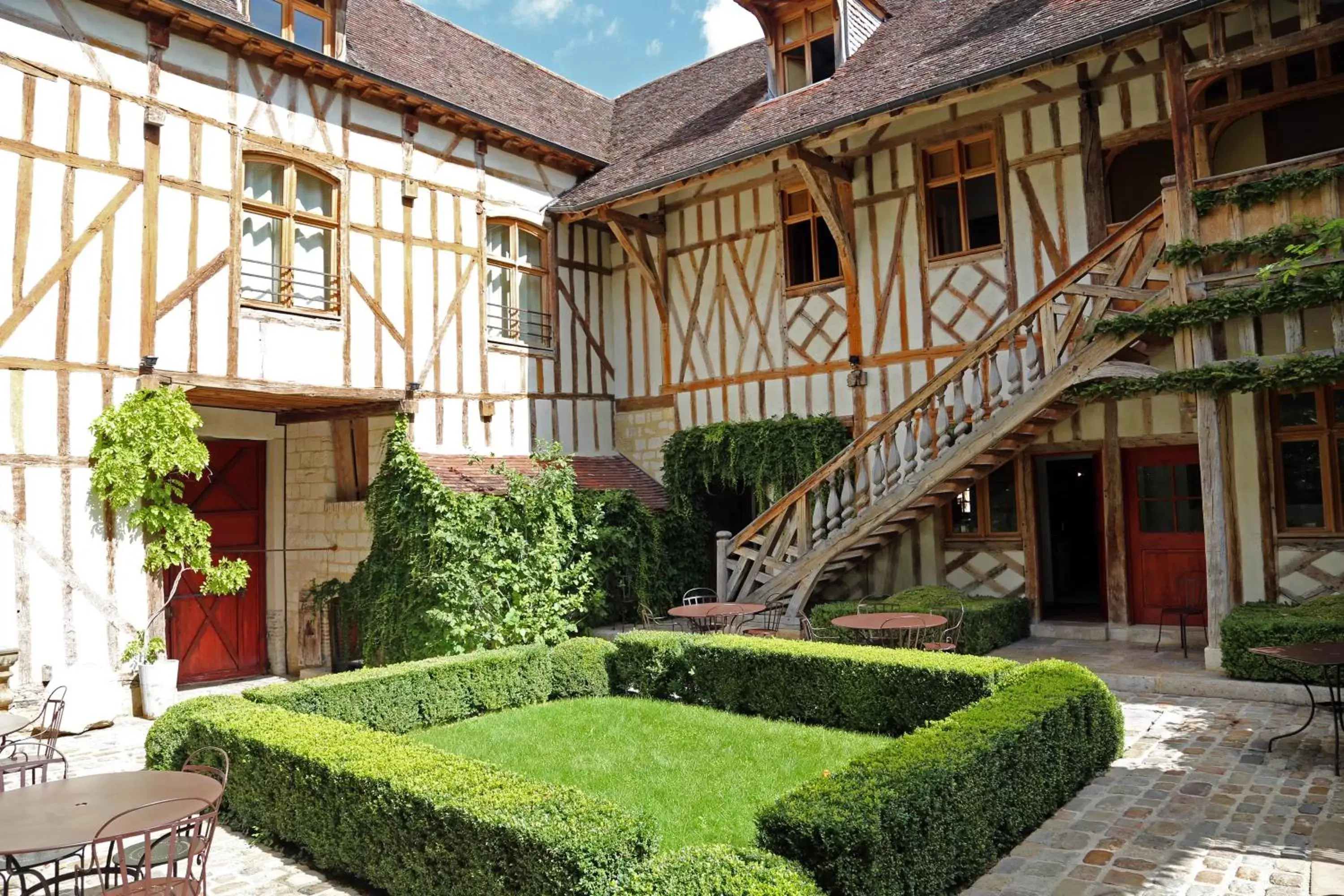 Facade/entrance, Property Building in Hôtel la Maison de Rhodes & Spa