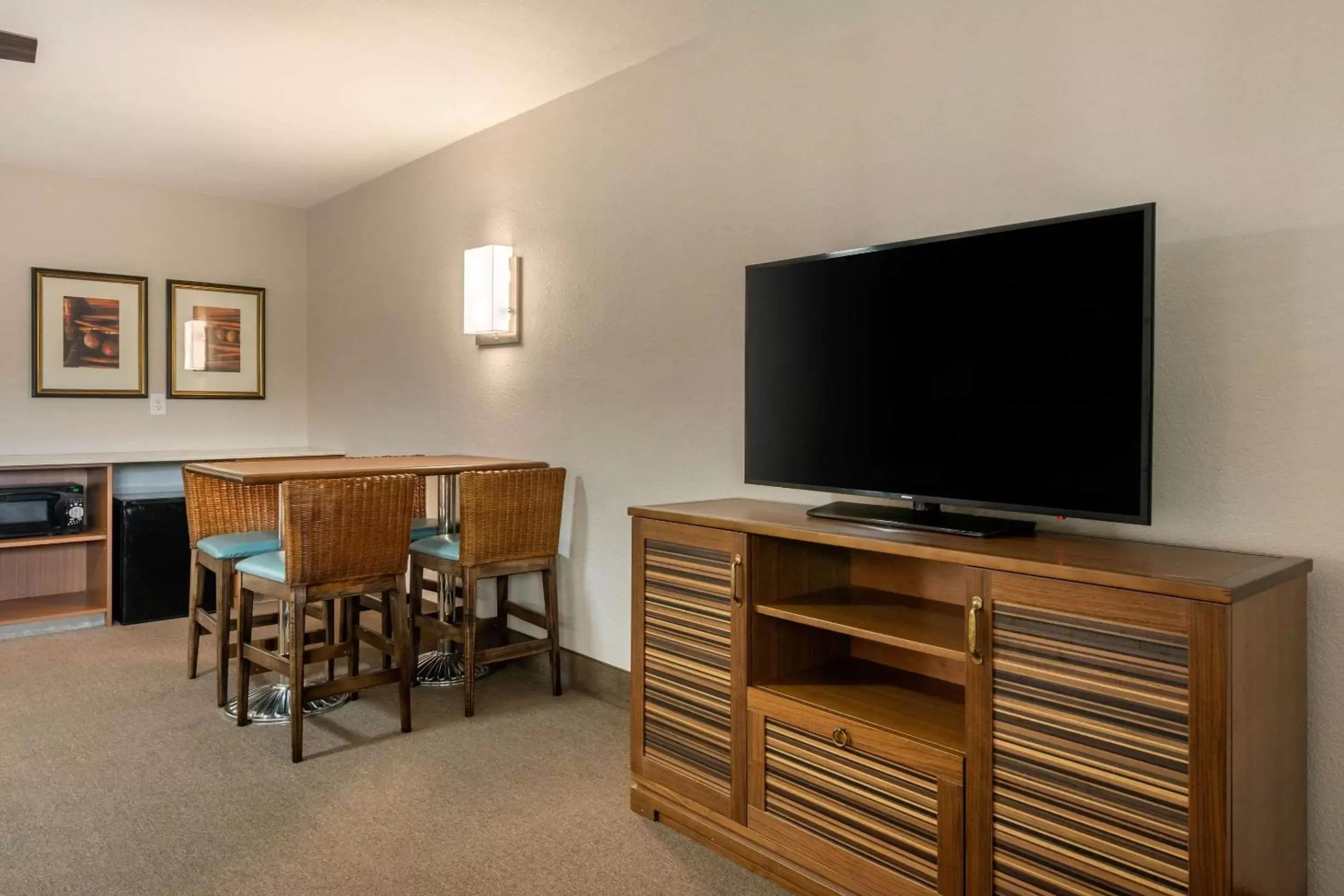 TV and multimedia, TV/Entertainment Center in Seafarer Inn & Suites, Ascend Hotel Collection