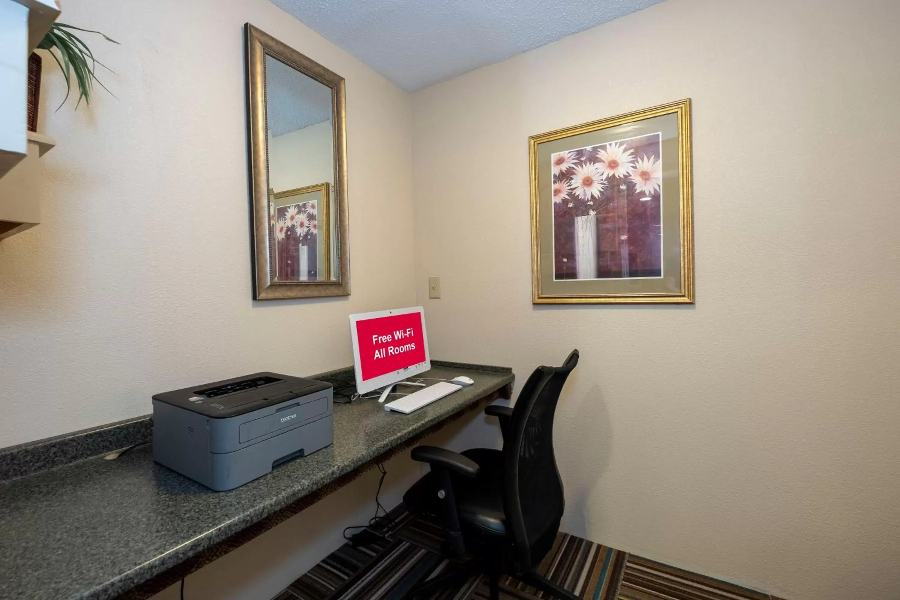 Business facilities in Red Roof Inn Clifton Park