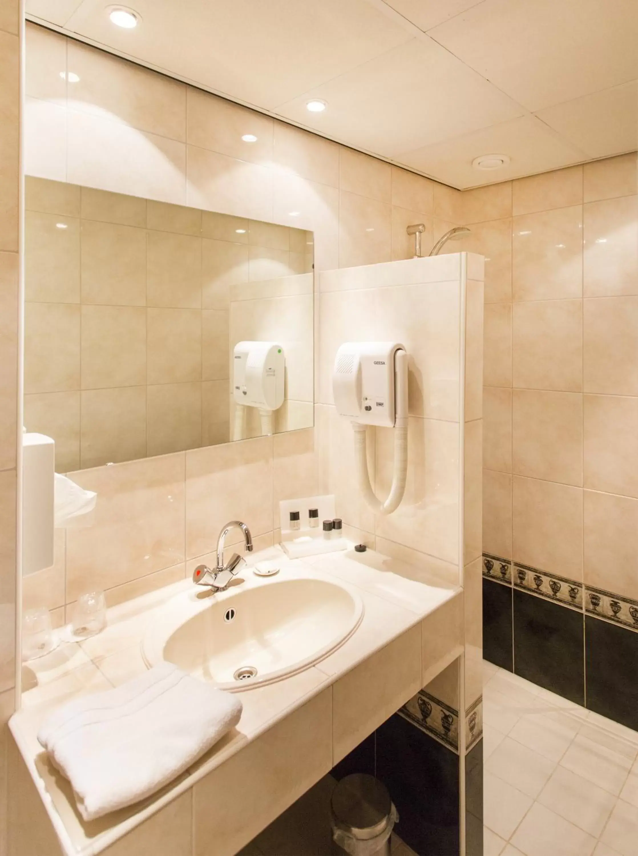 Comfort Room with Shower in Hotel Restaurant Talens Coevorden