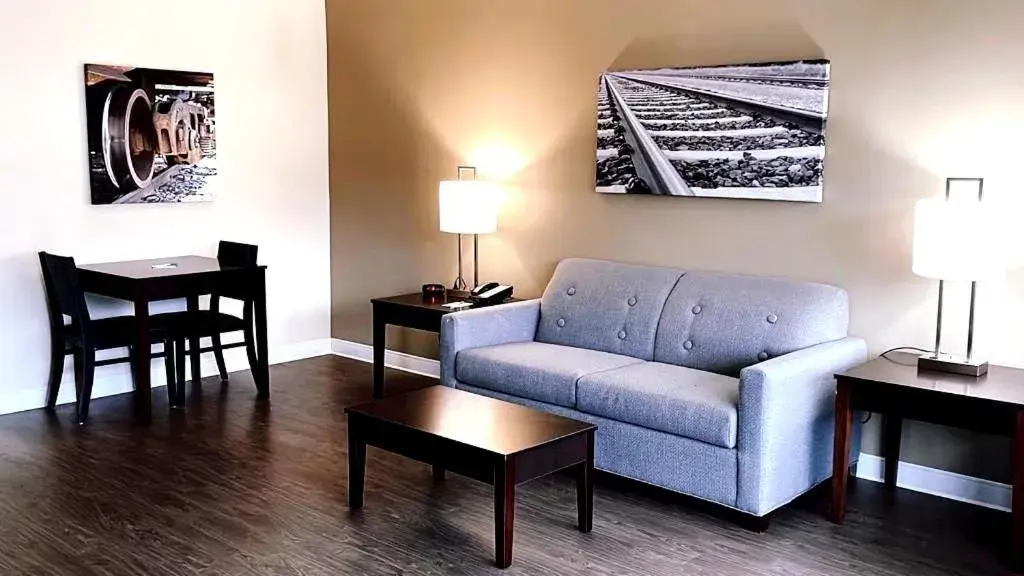 Living room, Seating Area in Clarion Inn & Suites