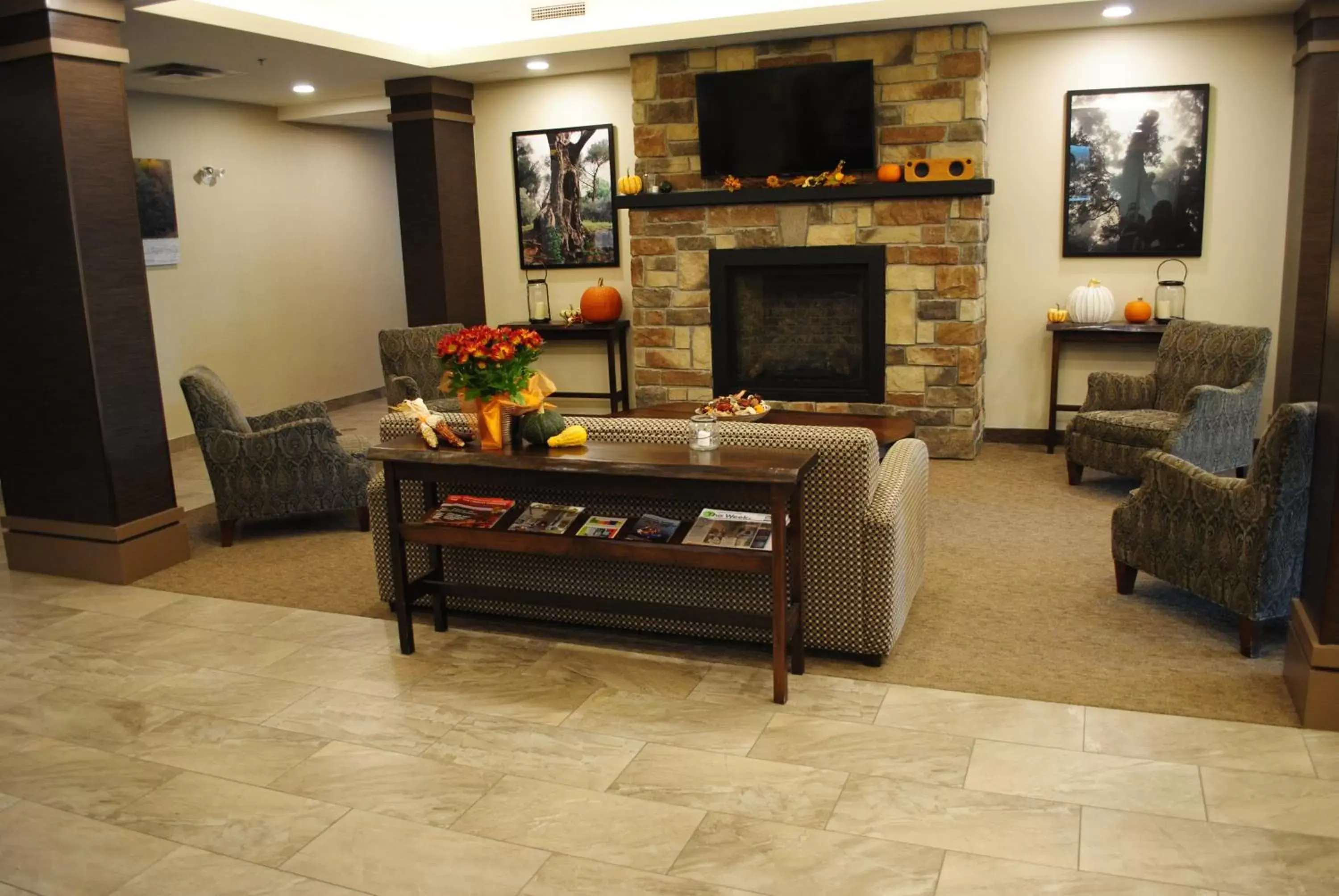 Autumn, Seating Area in Days Inn & Suites by Wyndham Lindsay