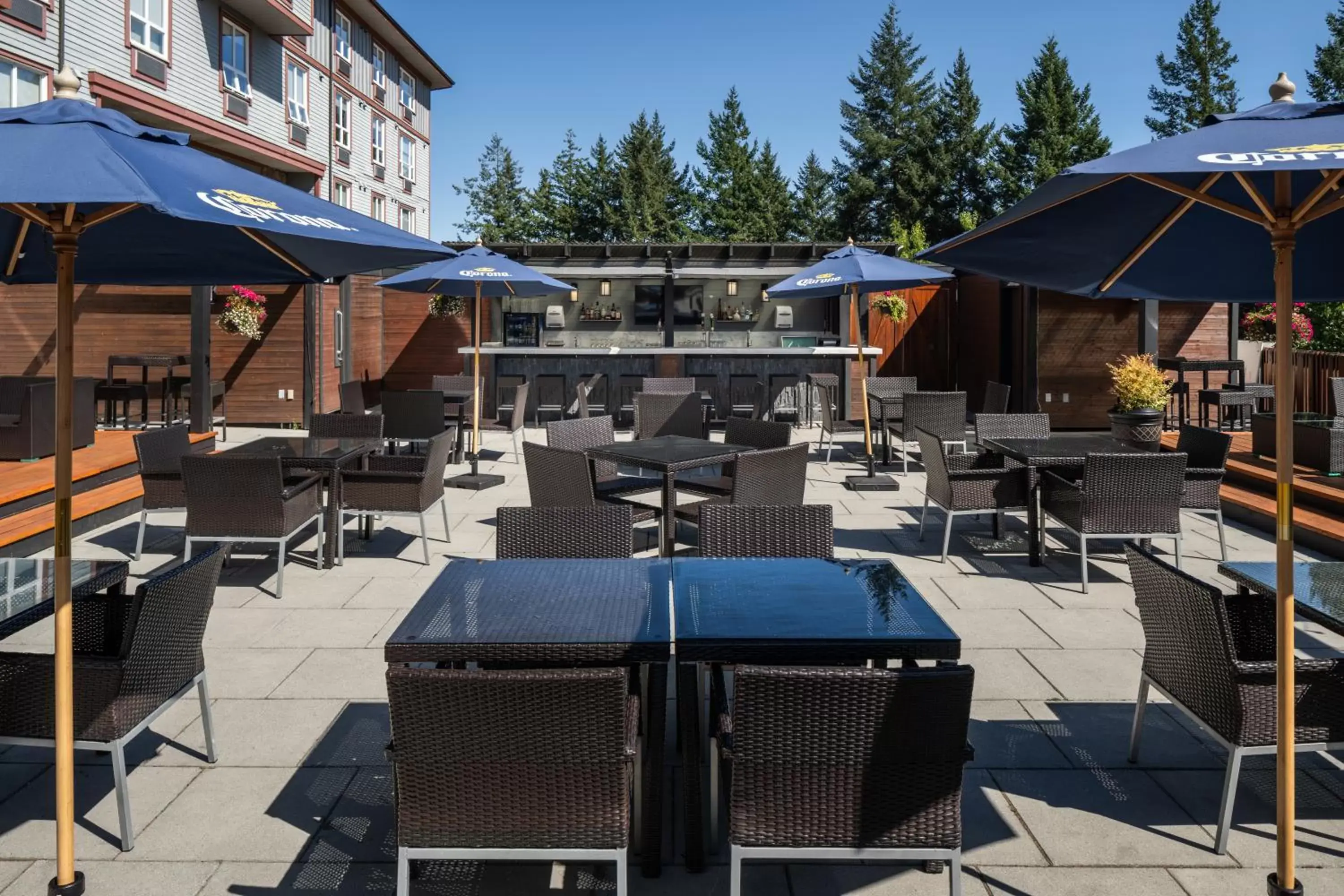 Patio, Restaurant/Places to Eat in Four Points by Sheraton Victoria Gateway