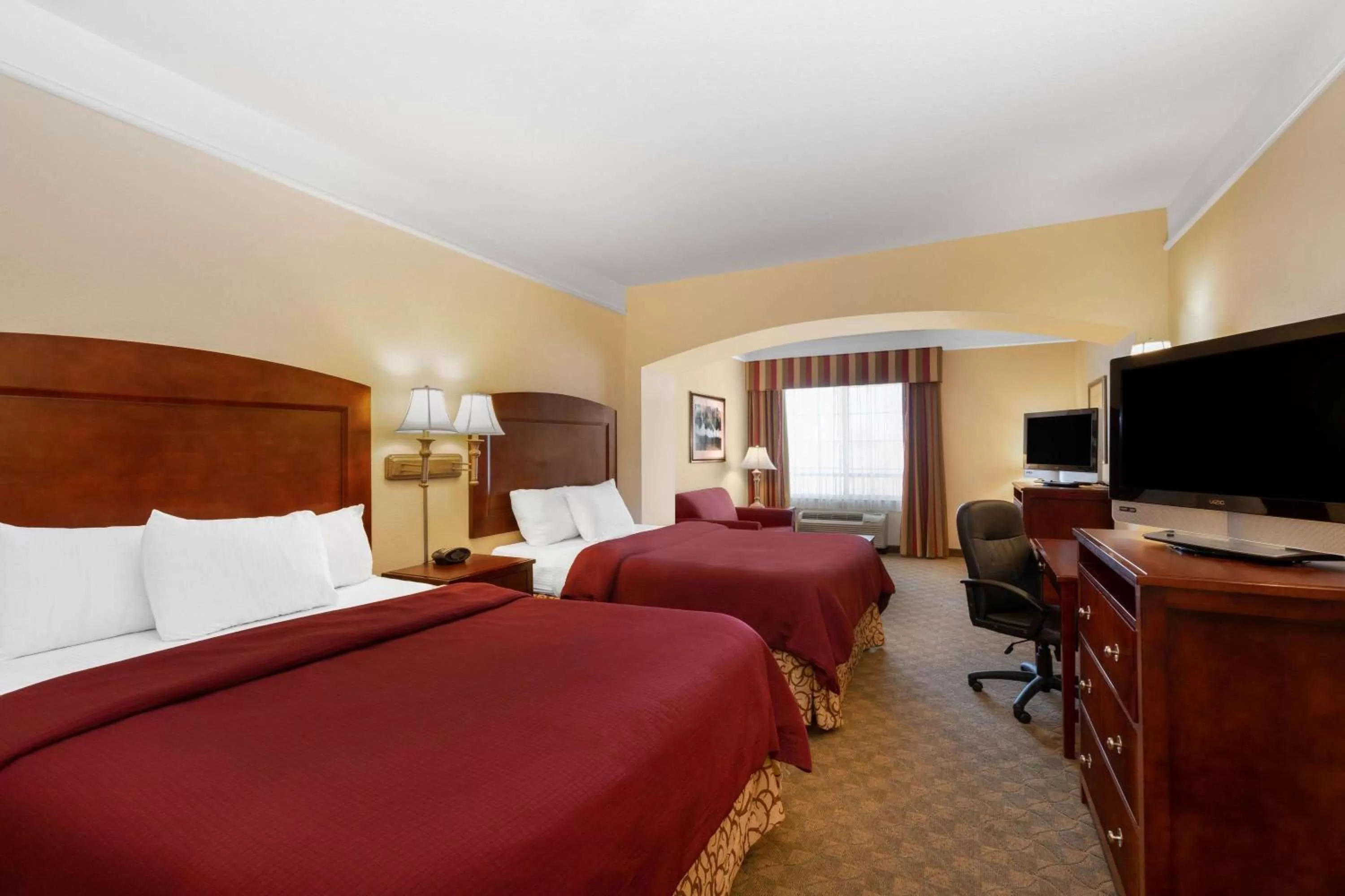 Photo of the whole room, Bed in La Quinta by Wyndham Dodge City